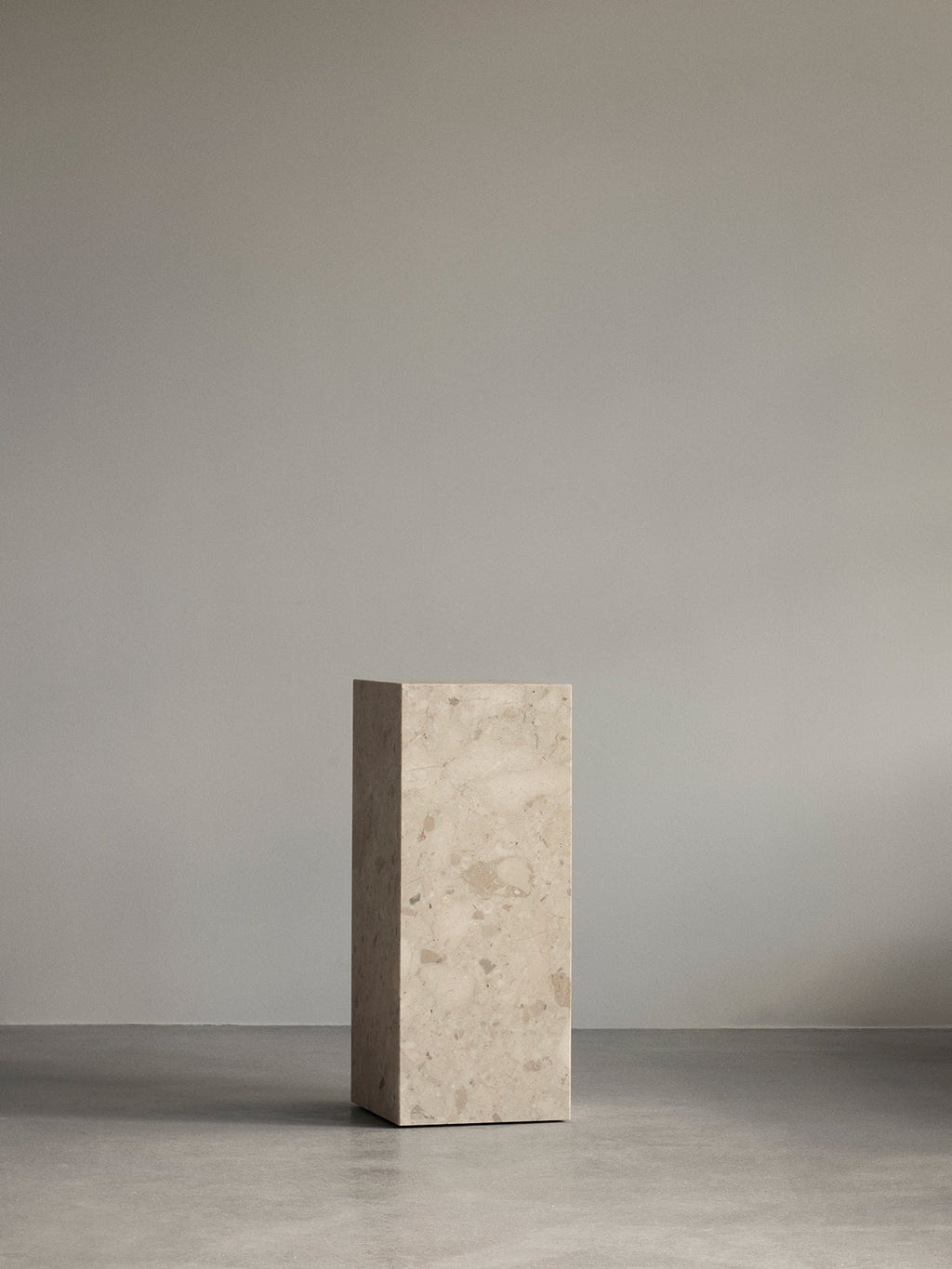 Piédestal minimaliste en marbre et pierre avec une forme sculpturale élancée pour le salon et le couloir