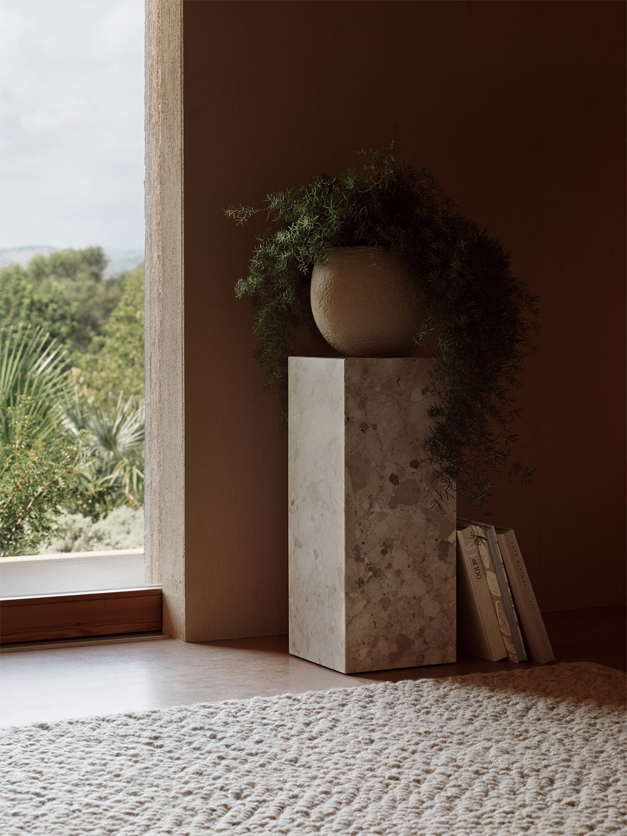 Piédestal minimaliste en marbre et pierre avec une forme sculpturale élancée pour le salon et le couloir