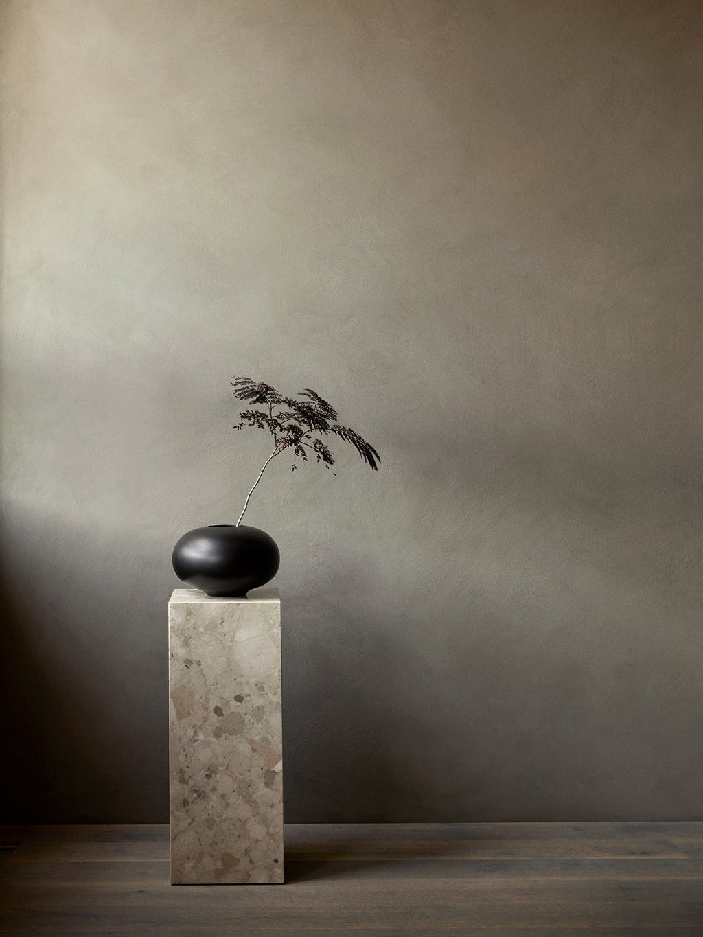 Piédestal minimaliste en marbre et pierre avec une forme sculpturale élancée pour le salon et le couloir