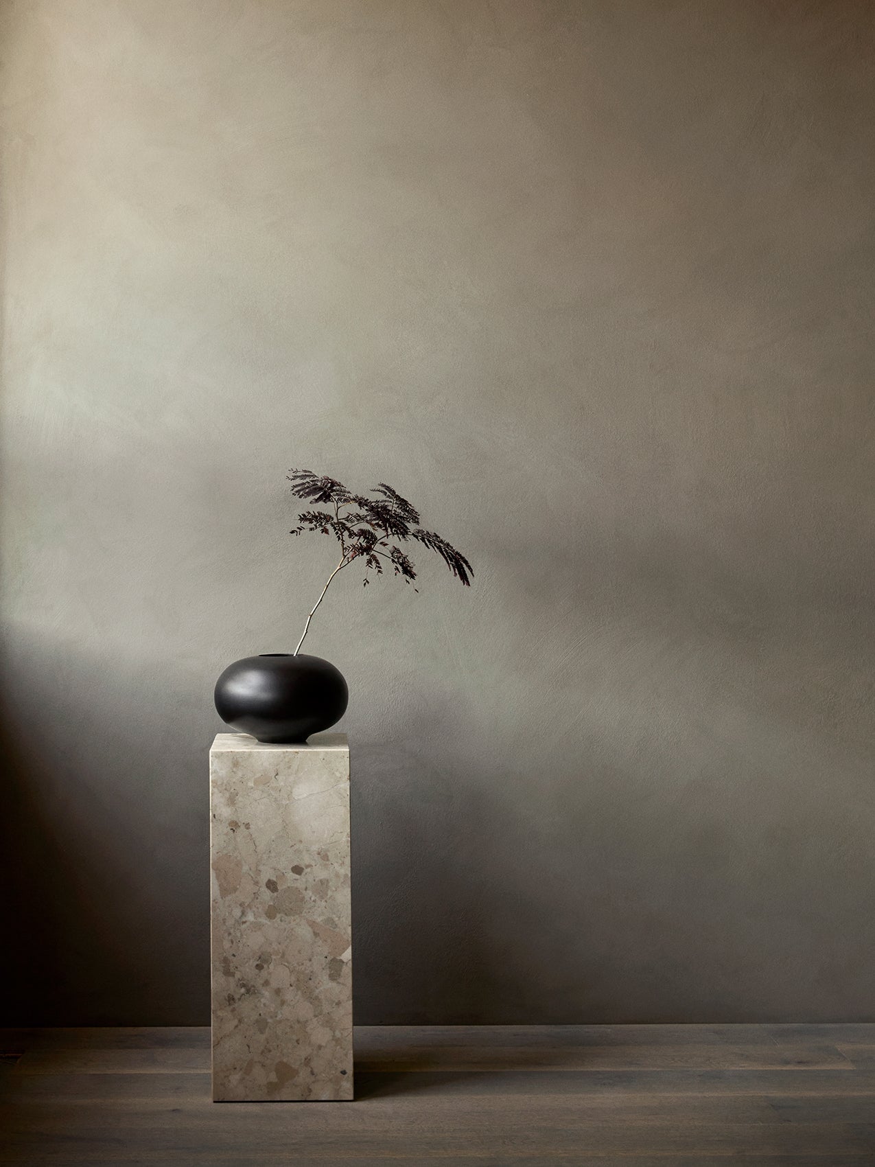 Piédestal minimaliste en marbre et pierre avec une forme sculpturale élancée pour le salon et le couloir