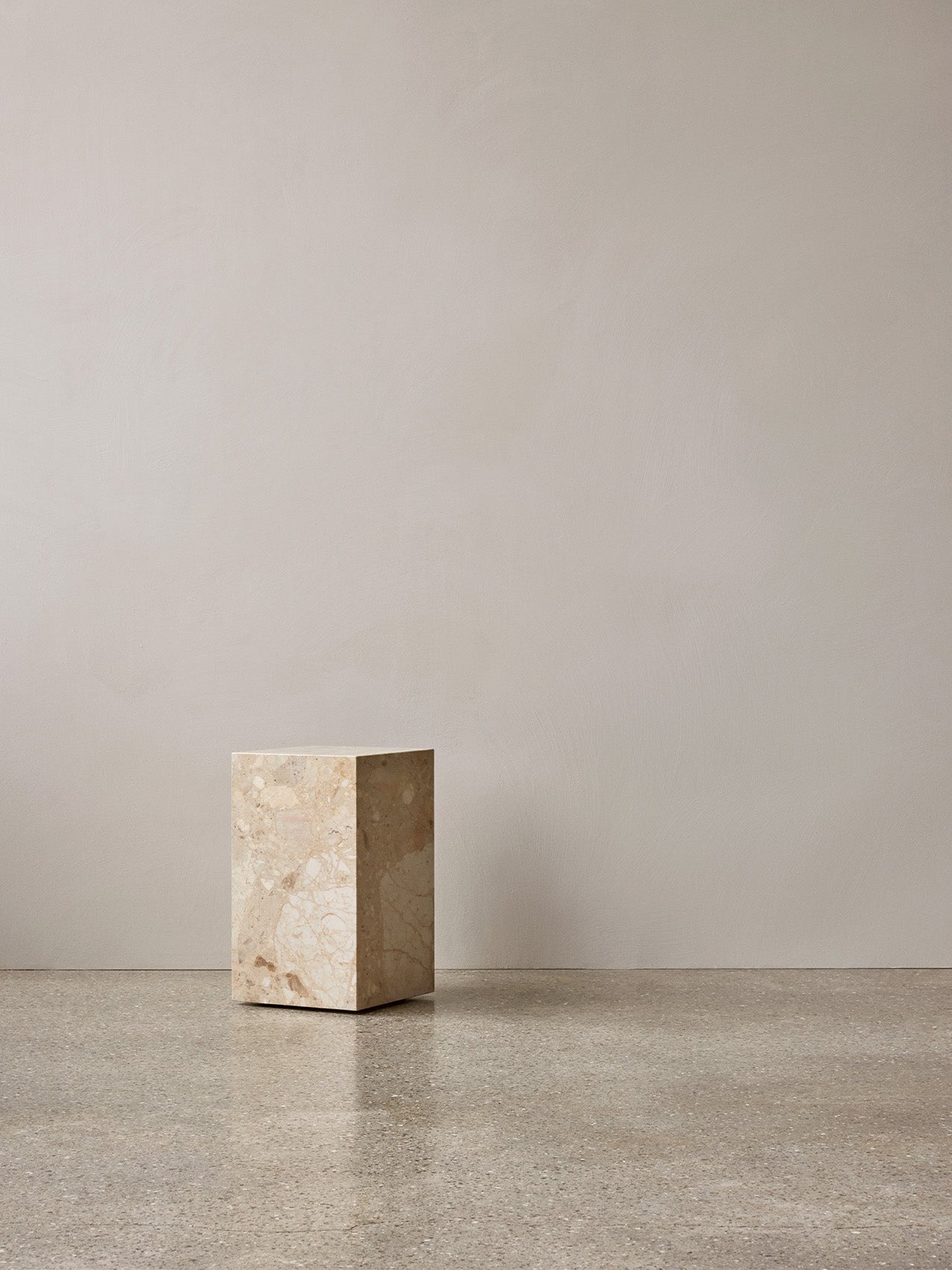 Table d'appoint minimaliste en marbre et pierre avec piédestal haut et forme sculpturale pour salon et couloir