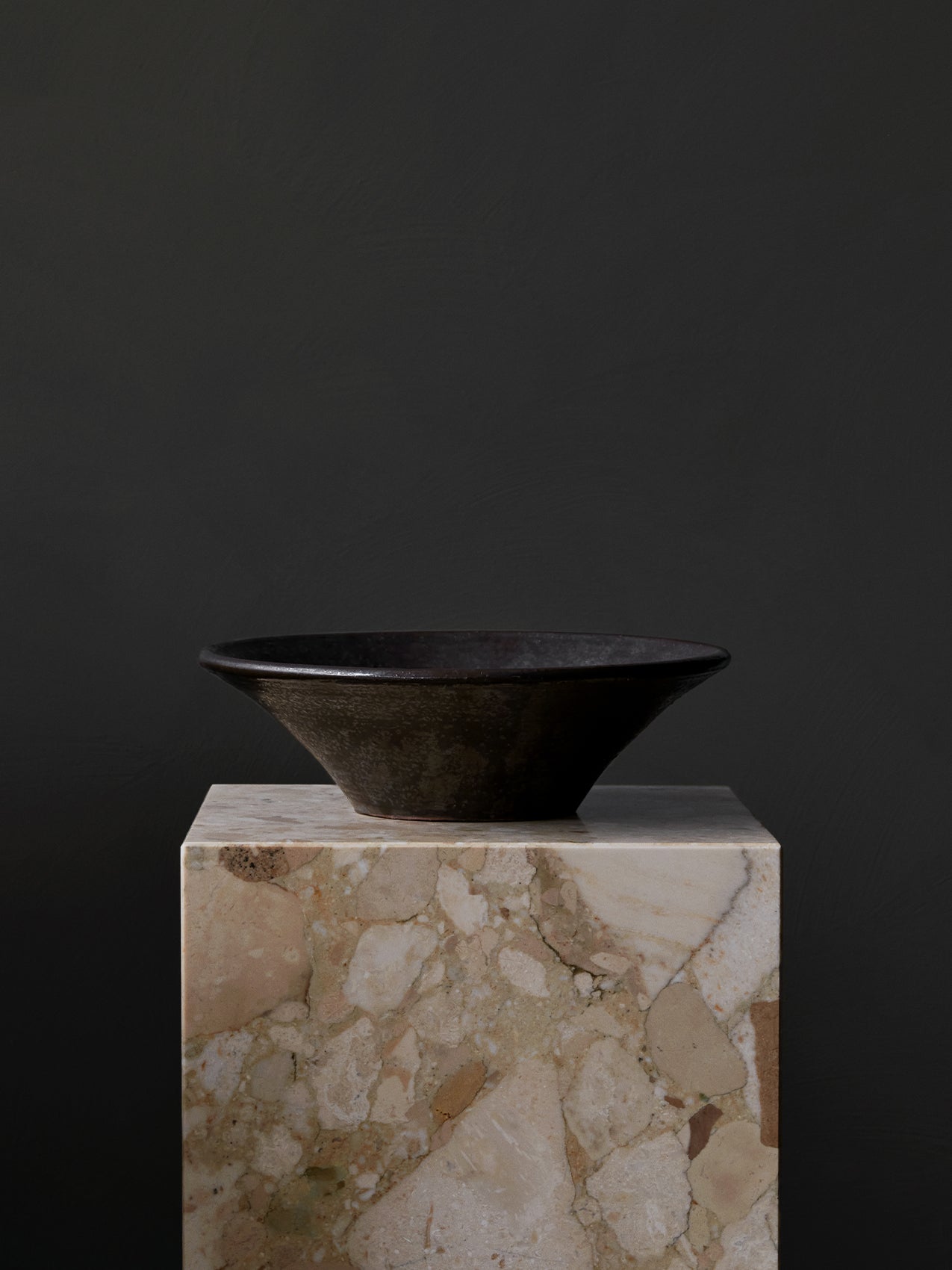 Table d'appoint minimaliste en marbre et pierre avec piédestal cubique sculptural pour salon et couloir