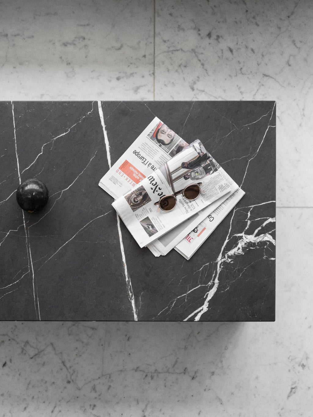 Table basse salon et couloir en marbre et pierre, design minimaliste avec piètement discret