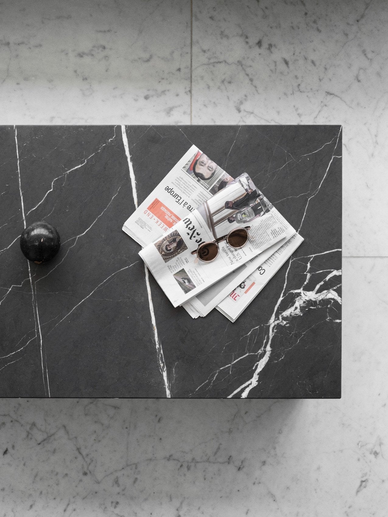 Table basse salon et couloir en marbre et pierre, design minimaliste avec piètement discret