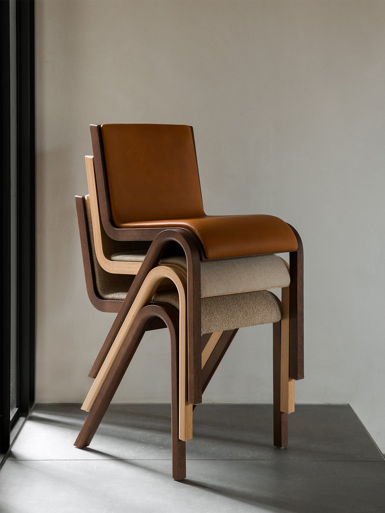 Chaise de salle à manger en placage de chêne scandinave, rembourrée à l'avant, avec conception en porte-à-faux empilable pour salle à manger