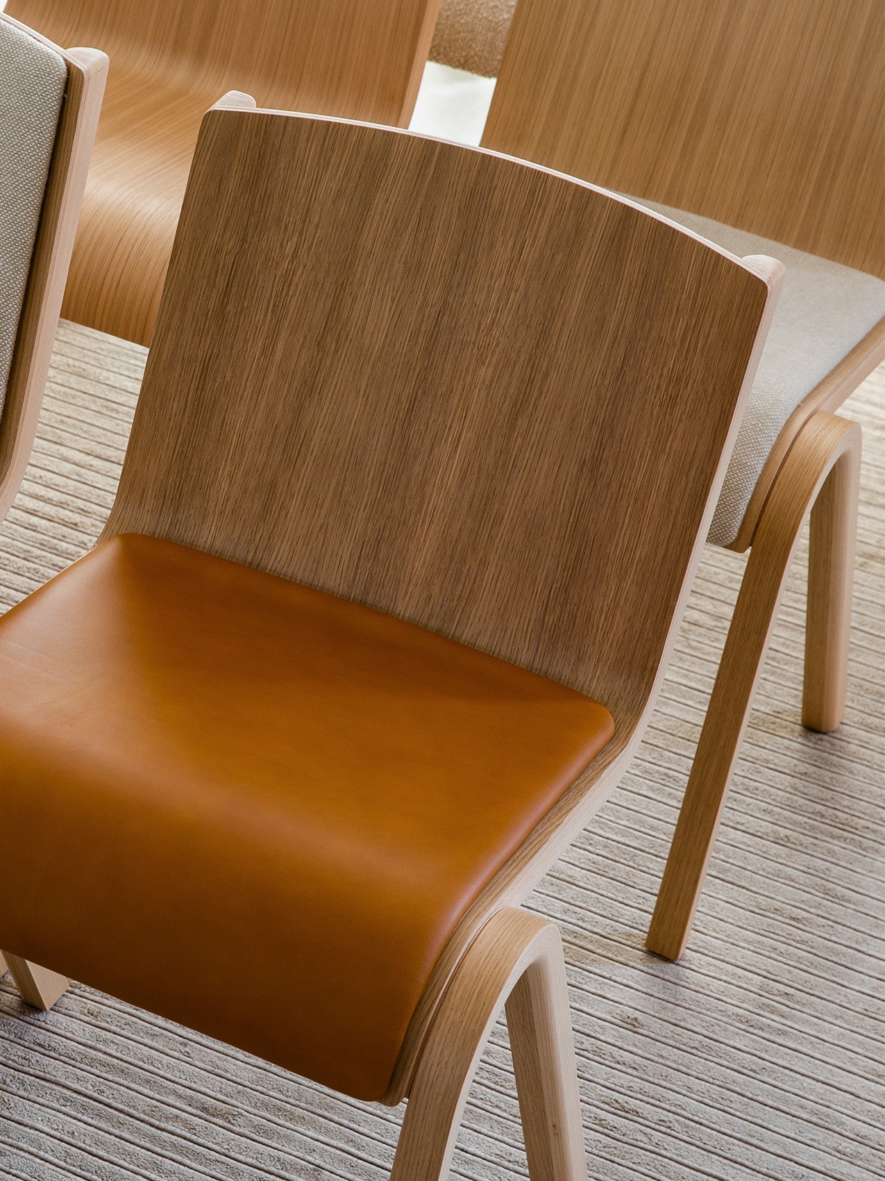 Chaise de salle à manger en placage de chêne scandinave avec assise rembourrée et design empilable en porte-à-faux pour salle à manger