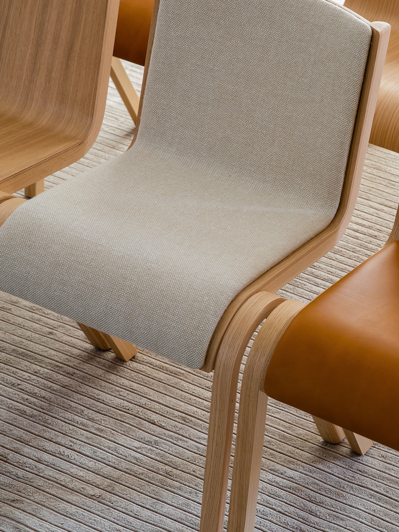 Chaise de salle à manger en placage de chêne scandinave, rembourrée à l'avant, avec conception en porte-à-faux empilable pour salle à manger