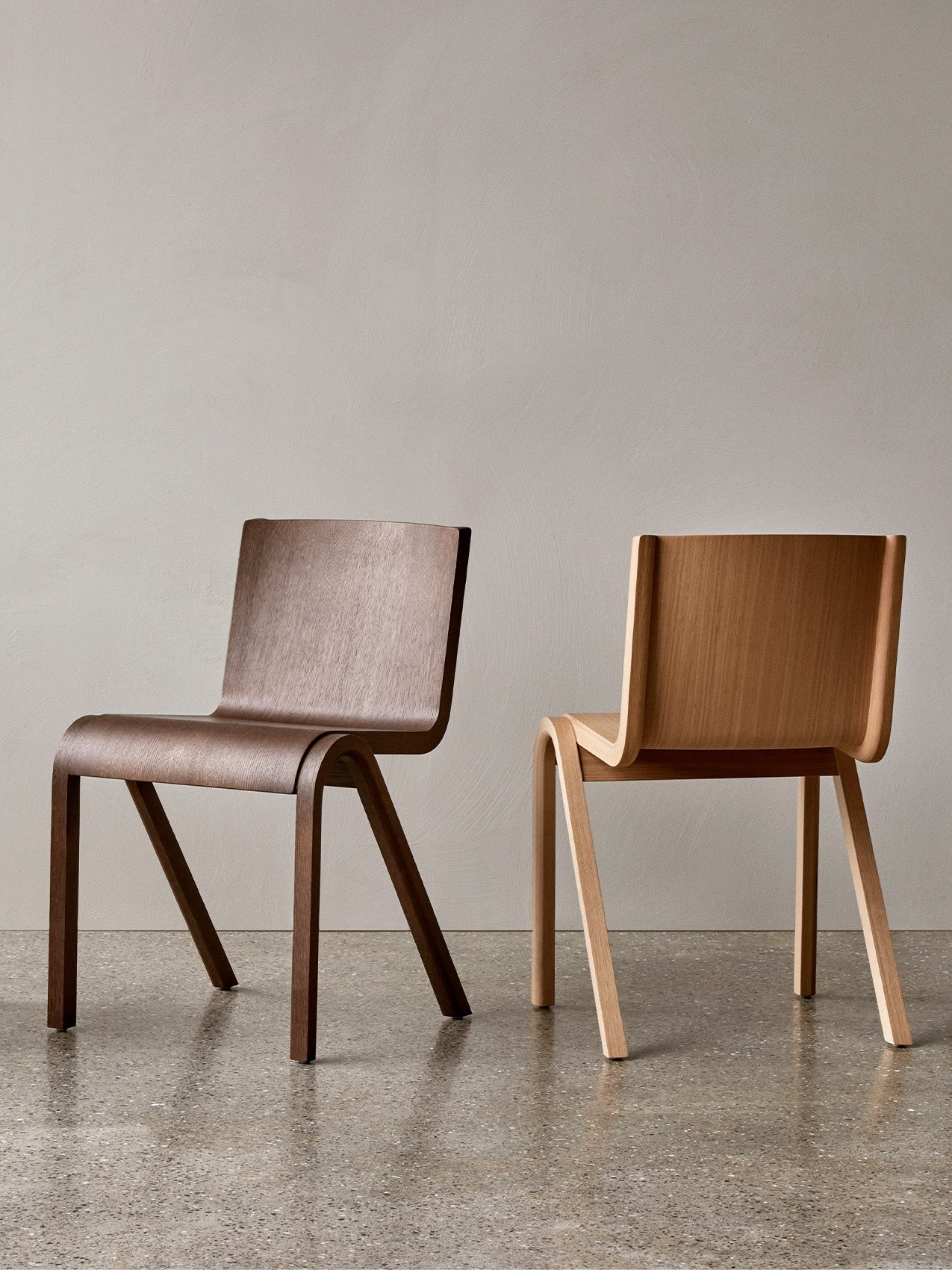 Chaise de salle à manger en placage de chêne scandinave avec assise rembourrée et design empilable en porte-à-faux pour salle à manger