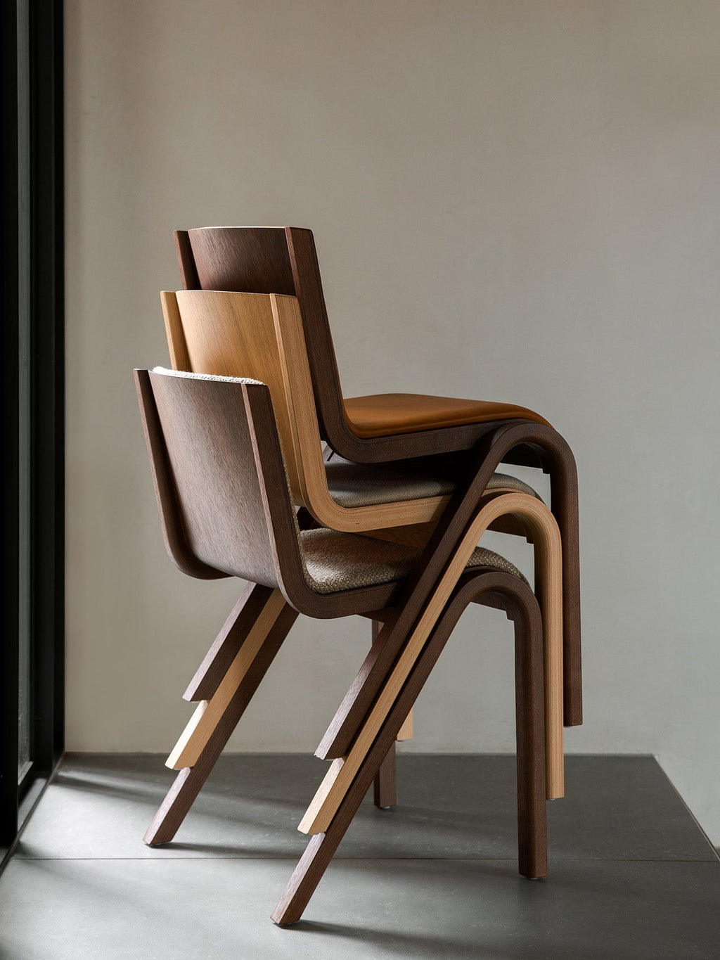 Chaise de salle à manger en placage de chêne scandinave avec assise rembourrée et design empilable en porte-à-faux pour salle à manger