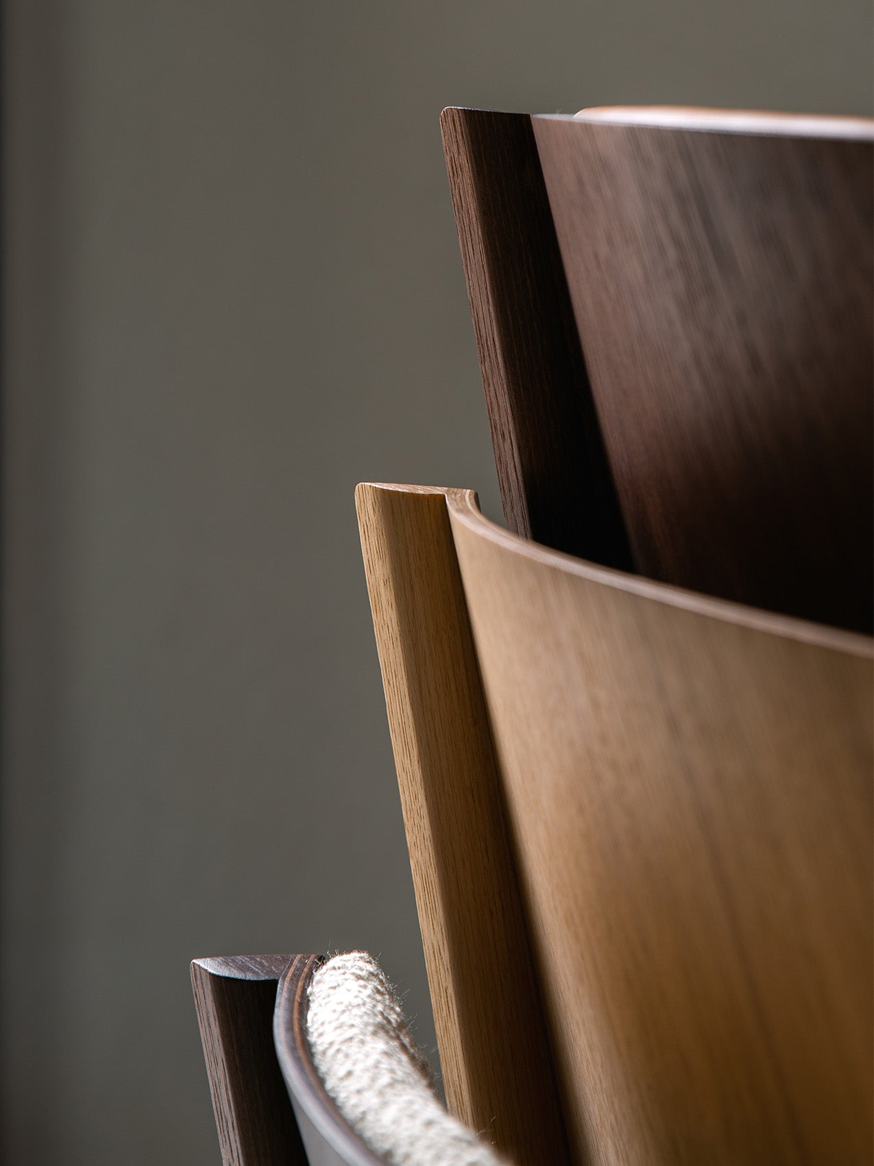 Chaise de salle à manger en placage de chêne scandinave avec design cantilever empilable pour salle à manger et bureau