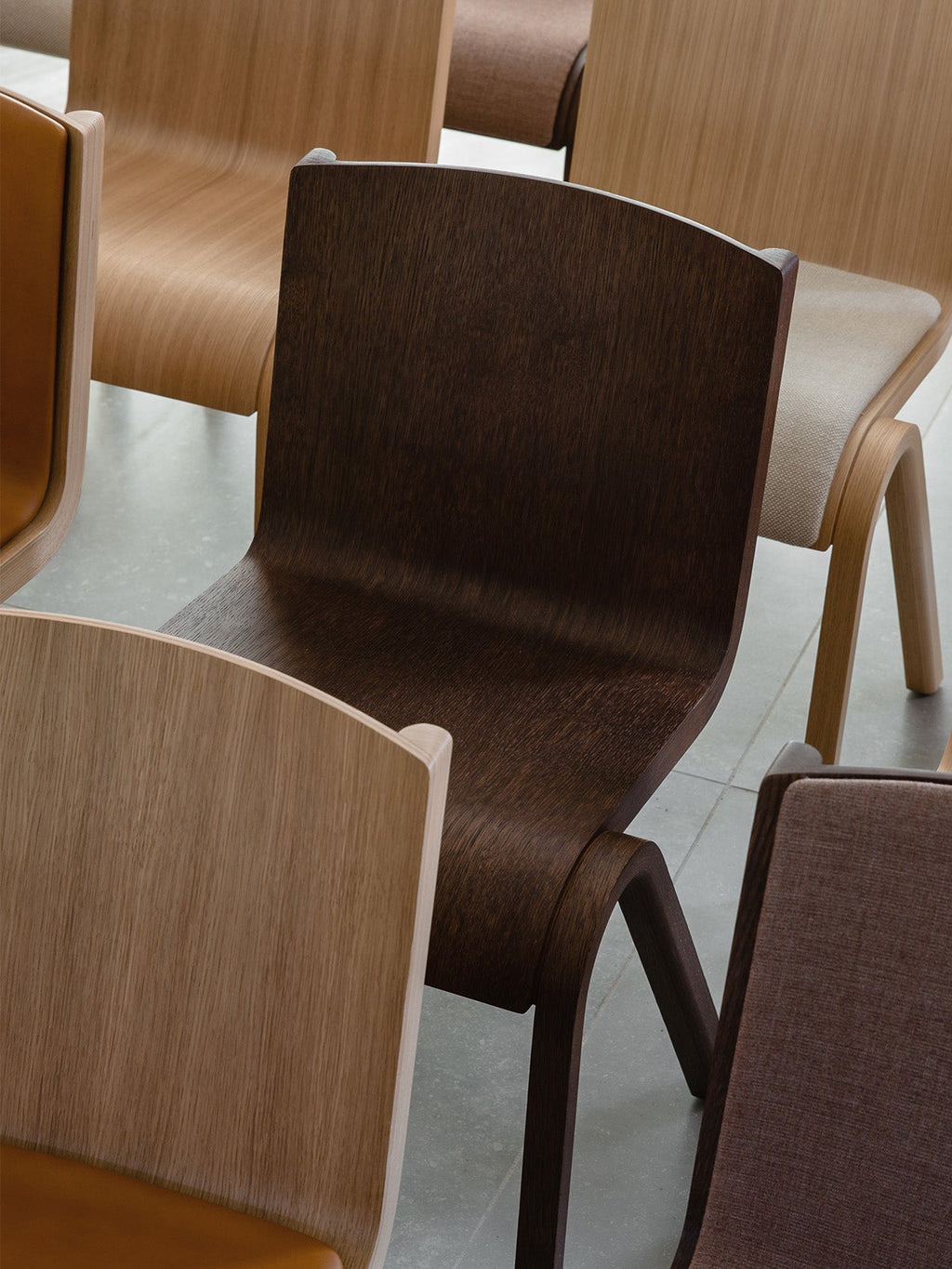 Chaise de salle à manger en placage de chêne scandinave avec design cantilever empilable pour salle à manger et bureau