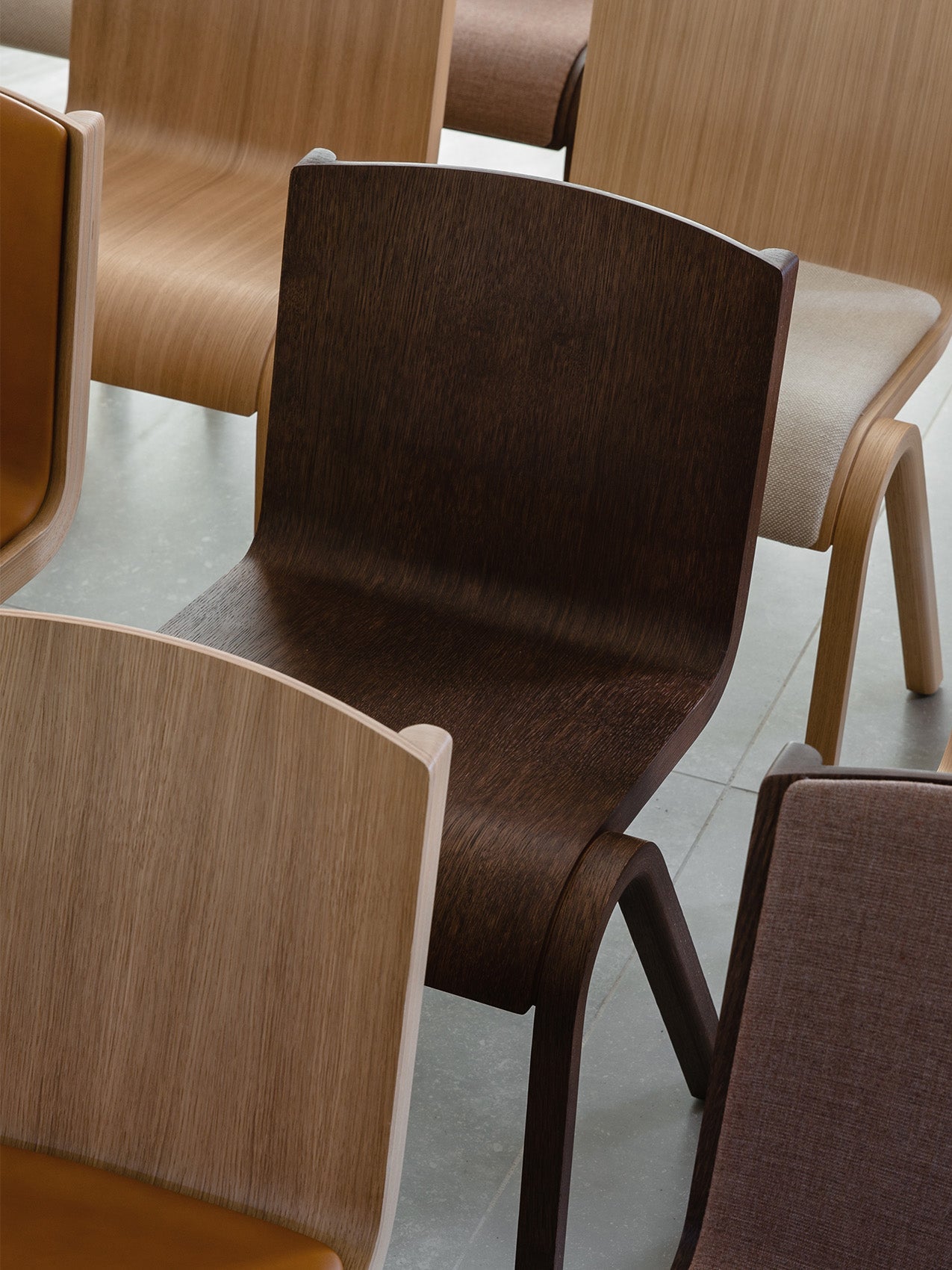 Chaise de salle à manger en placage de chêne scandinave avec design cantilever empilable pour salle à manger et bureau