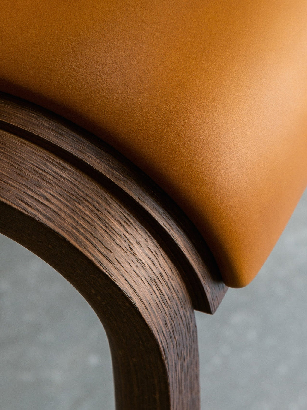 Chaise de salle à manger en placage de chêne scandinave avec assise rembourrée et design empilable en porte-à-faux pour salle à manger