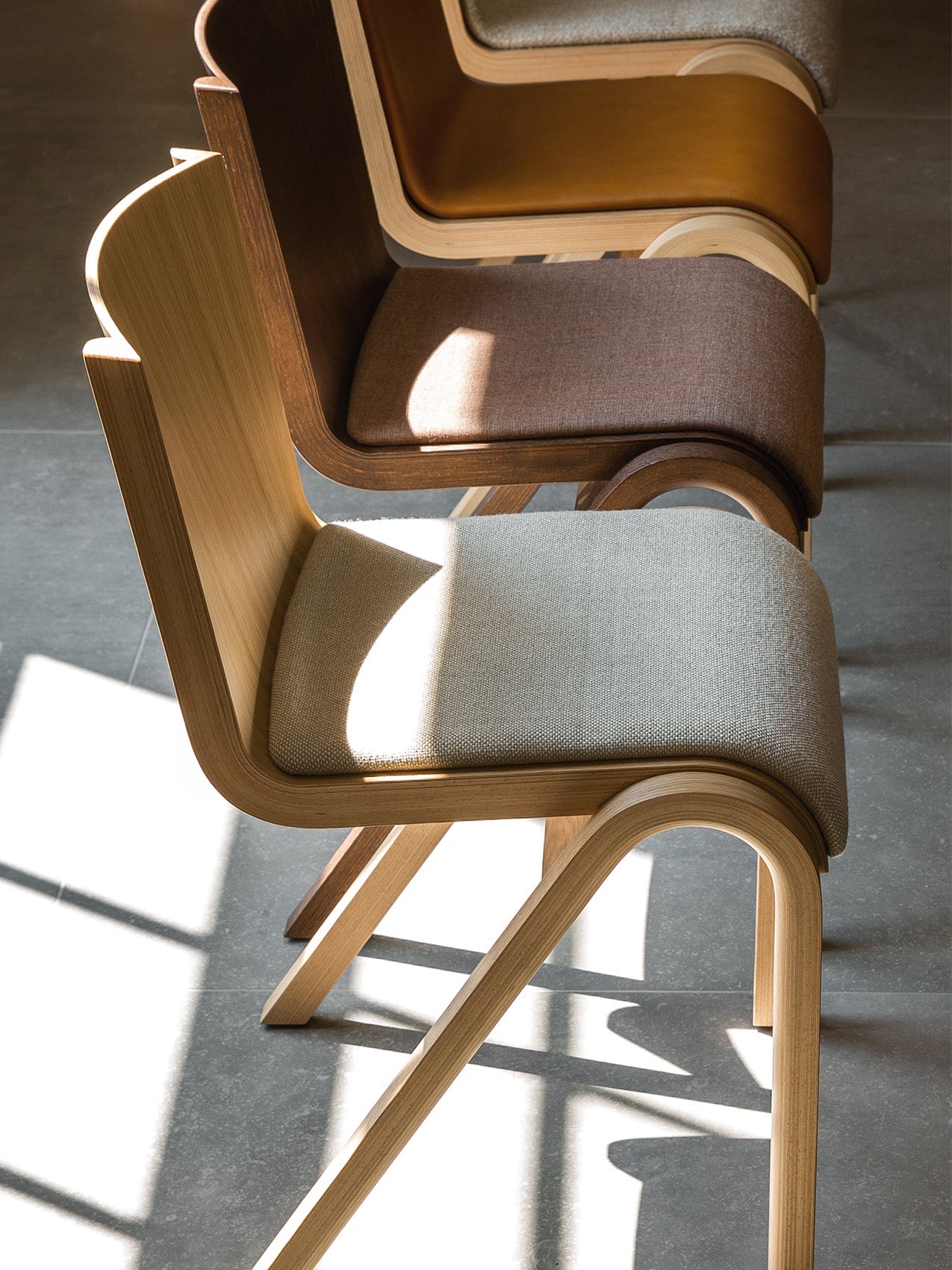 Chaise de salle à manger en placage de chêne scandinave avec assise rembourrée et design empilable en porte-à-faux pour salle à manger