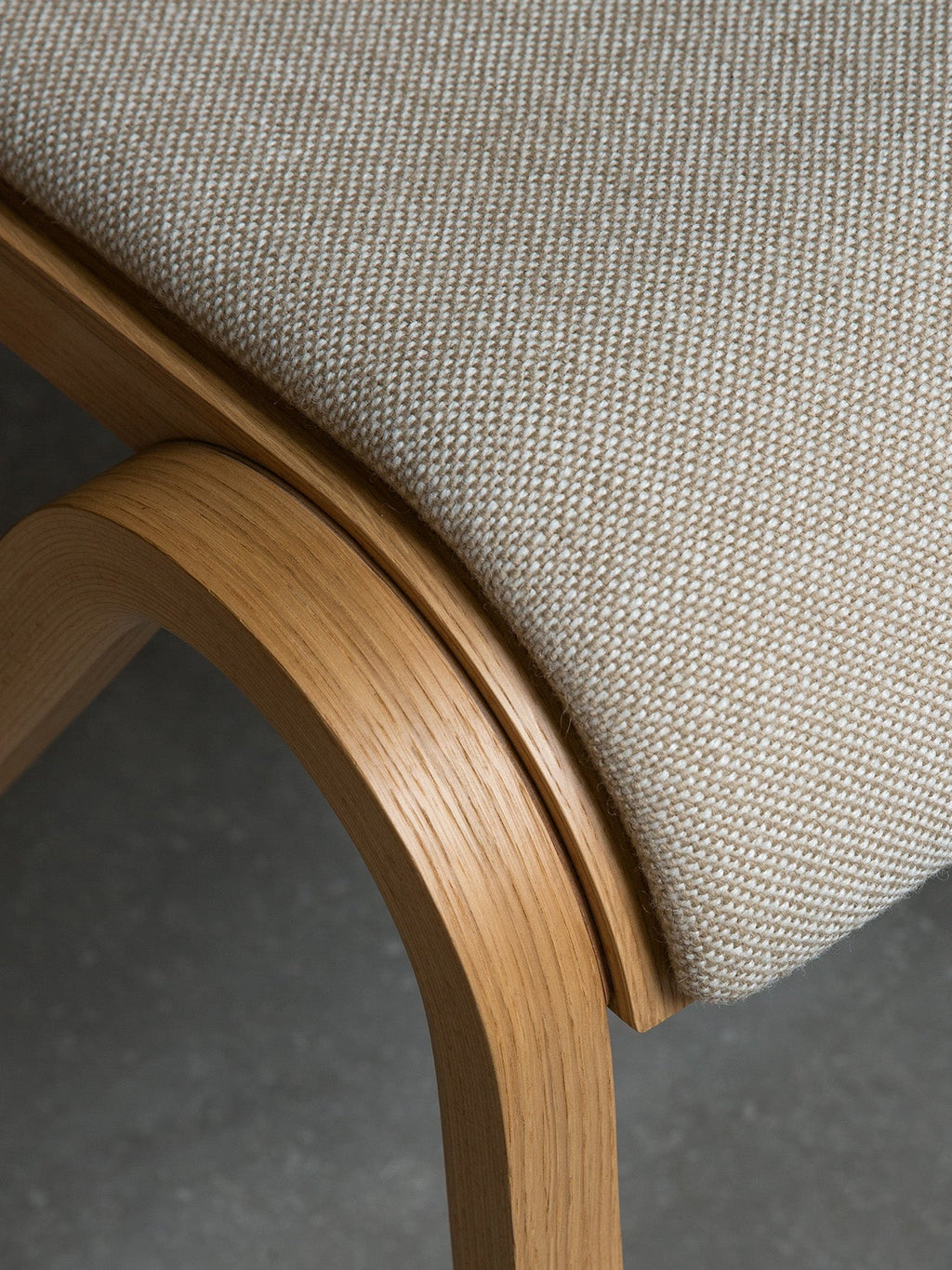Chaise de salle à manger en placage de chêne scandinave avec assise rembourrée et design empilable en porte-à-faux pour salle à manger