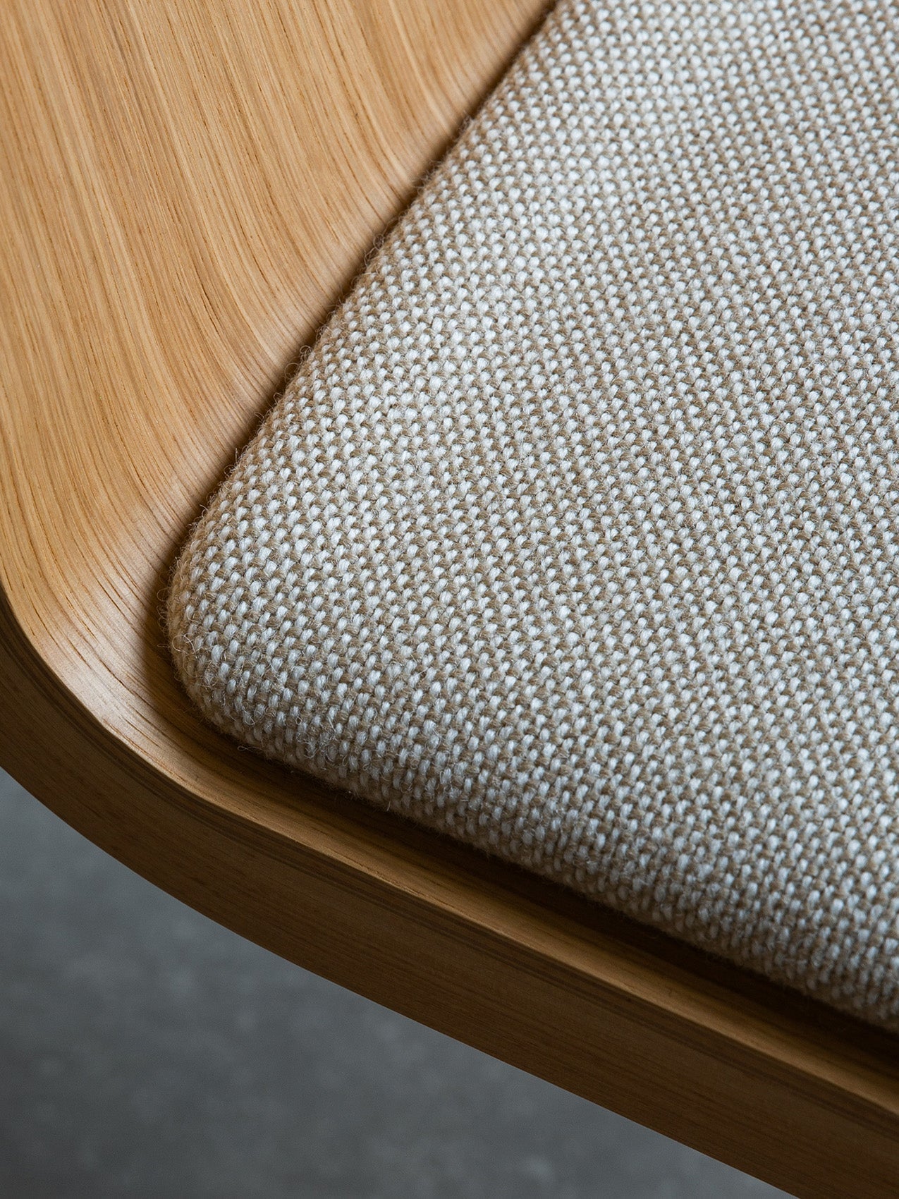 Chaise de salle à manger en placage de chêne scandinave avec assise rembourrée et design empilable en porte-à-faux pour salle à manger