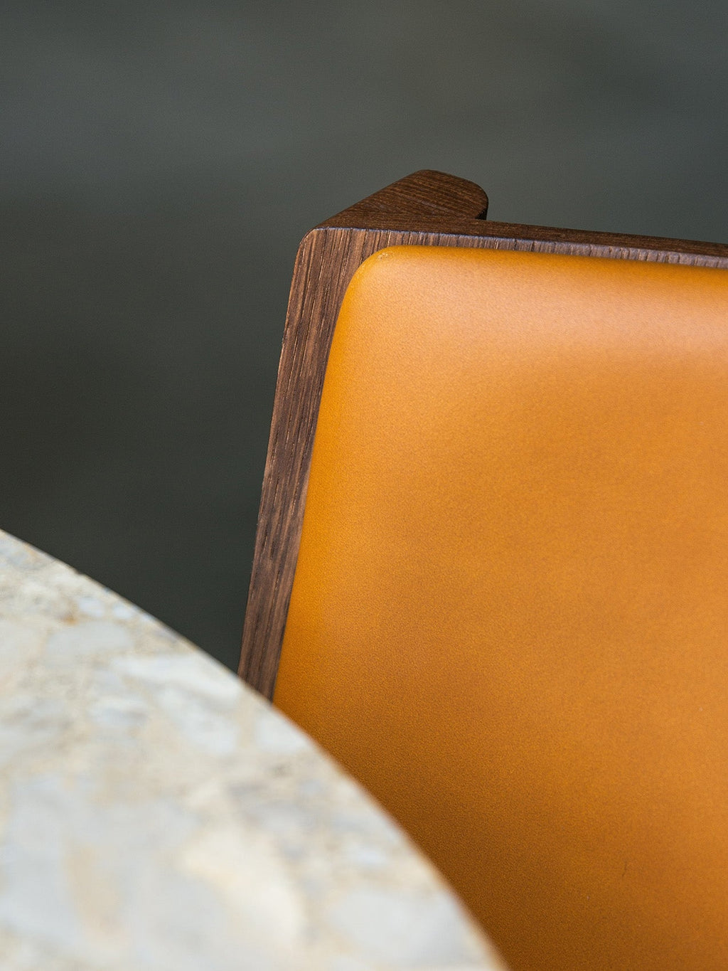 Chaise de salle à manger en placage de chêne scandinave, rembourrée à l'avant, avec conception en porte-à-faux empilable pour salle à manger