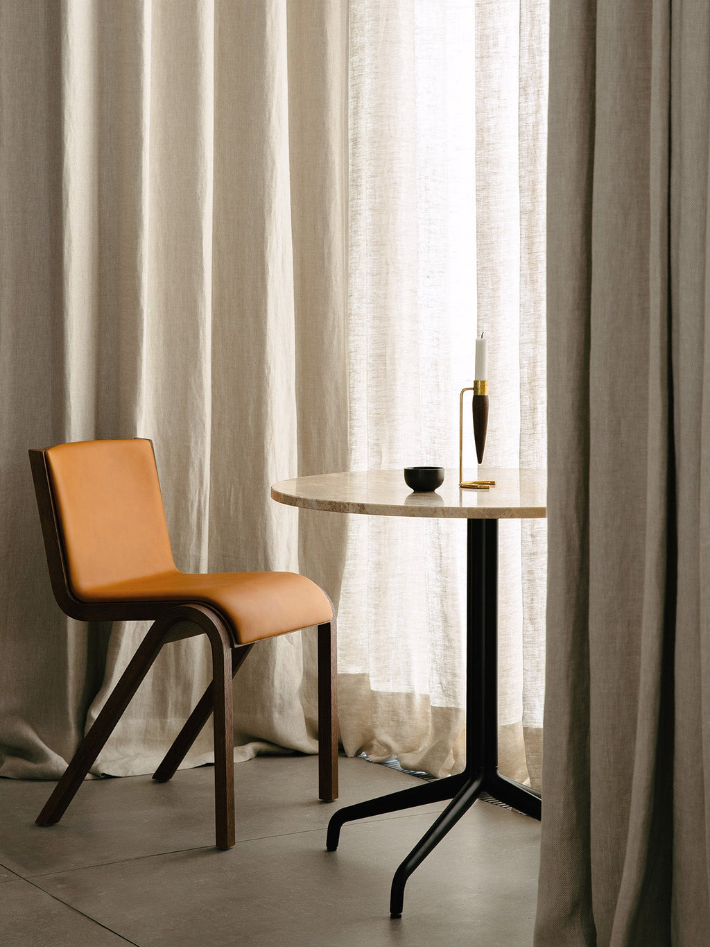 Chaise de salle à manger en placage de chêne scandinave, rembourrée à l'avant, avec conception en porte-à-faux empilable pour salle à manger