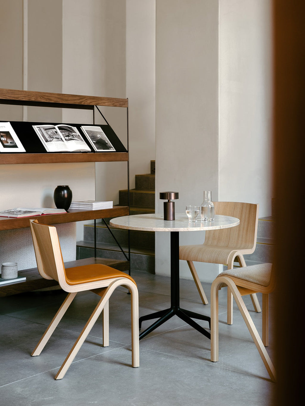 Chaise de salle à manger en placage de chêne scandinave, rembourrée à l'avant, avec conception en porte-à-faux empilable pour salle à manger