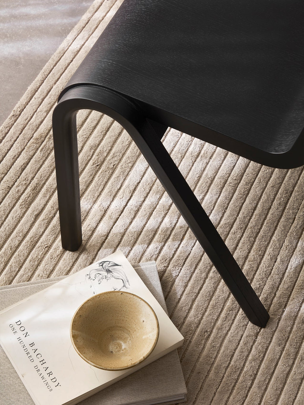 Chaise de salle à manger en placage de chêne scandinave avec design cantilever empilable pour salle à manger et bureau