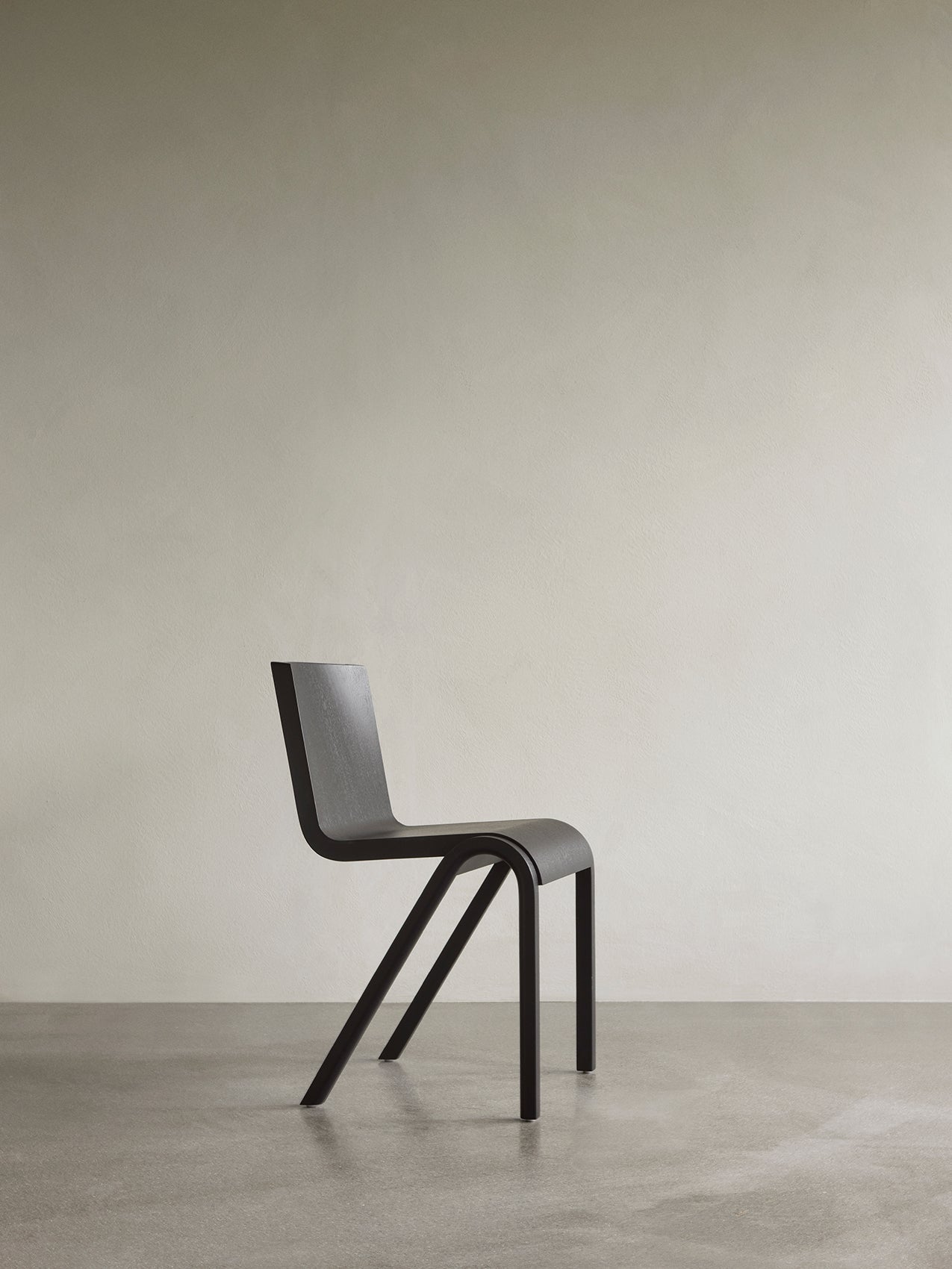 Chaise de salle à manger en placage de chêne scandinave avec design cantilever empilable pour salle à manger et bureau