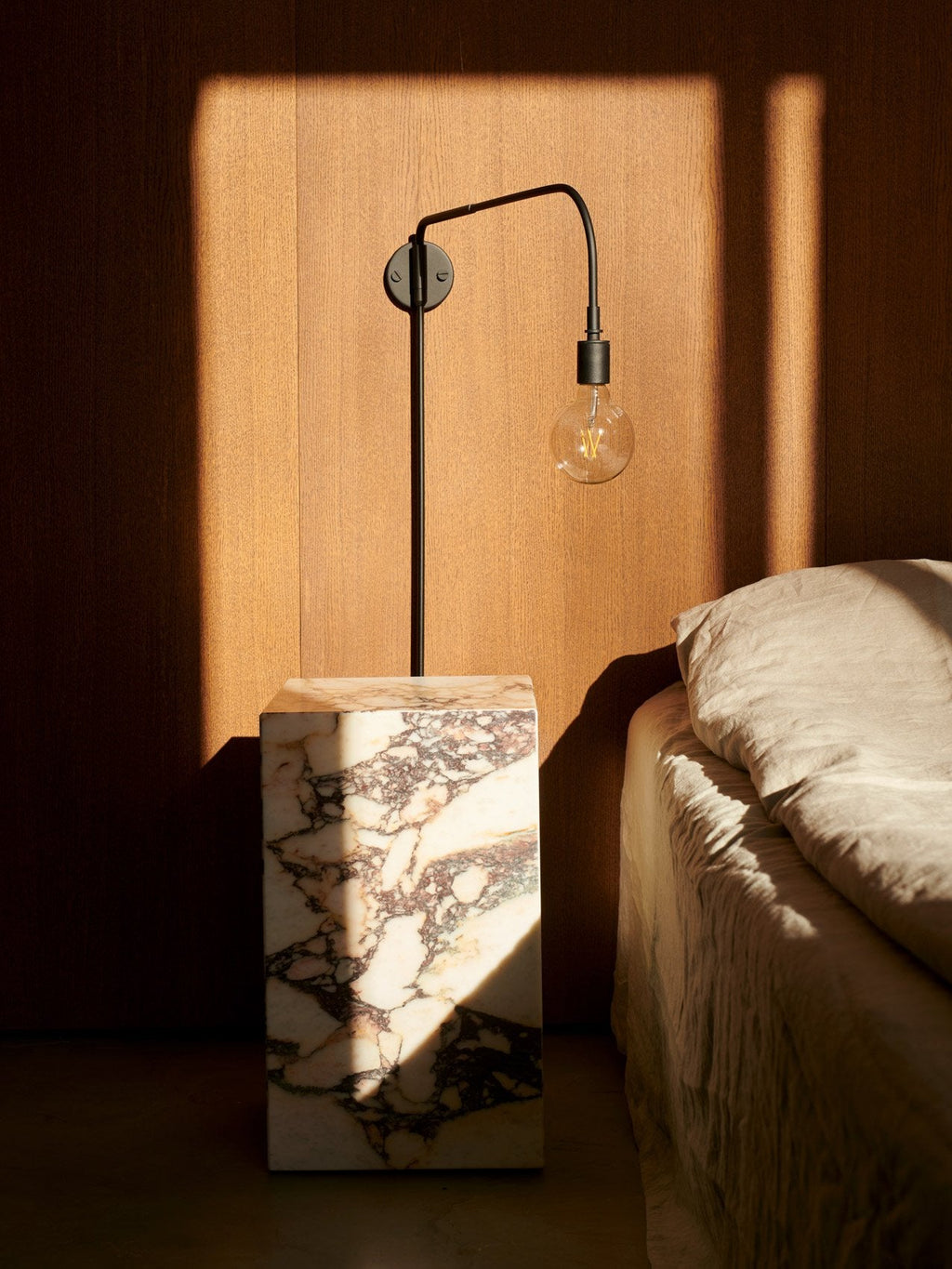 Table d'appoint minimaliste en marbre et pierre avec piédestal haut et forme sculpturale pour salon et couloir