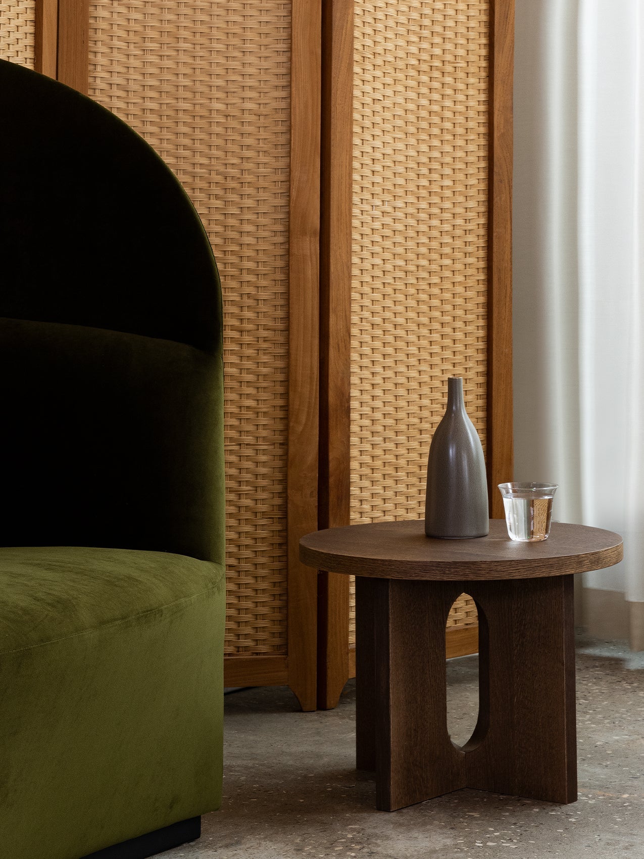 Table d'appoint scandinave en chêne et pierre Ø50 avec plateau rond en porte-à-faux pour le salon et la chambre à coucher