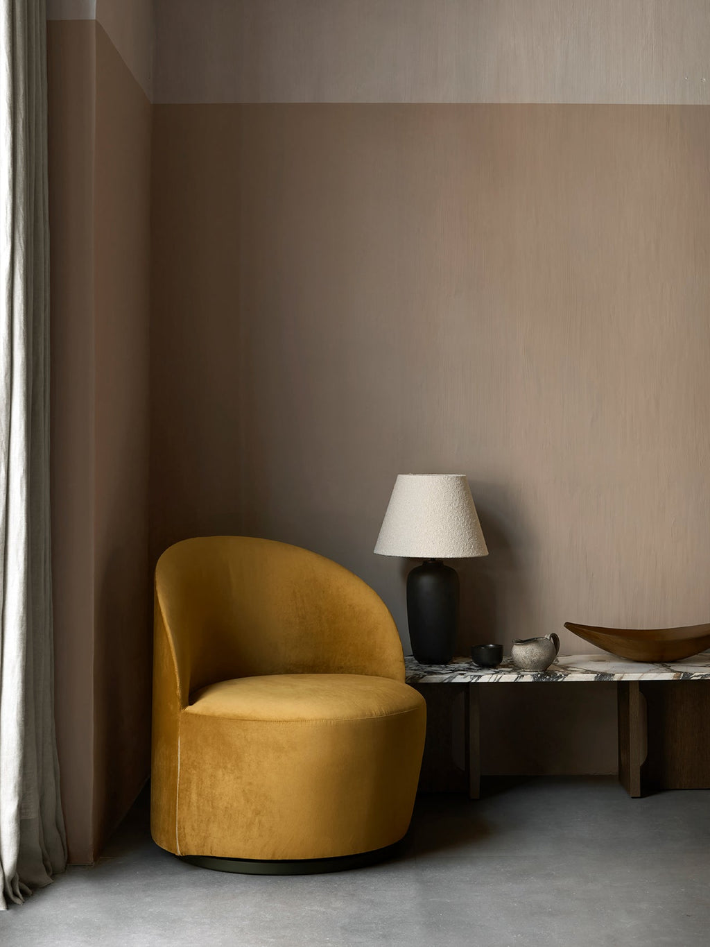 Table de salon scandinave en chêne et noyer avec banquette polyvalente pour salon