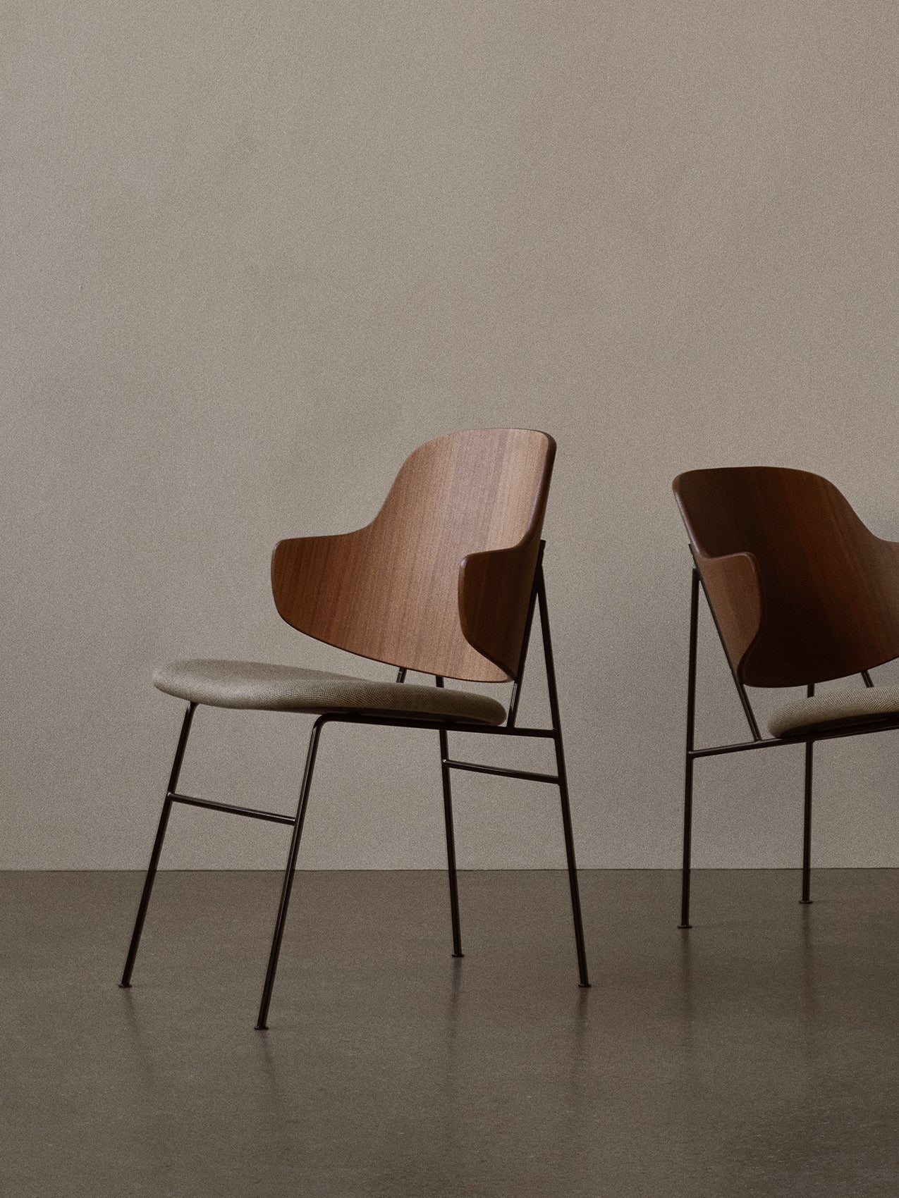 Fauteuil lounge rembourré avec assise basse et profonde incurvée pour salon et couloir