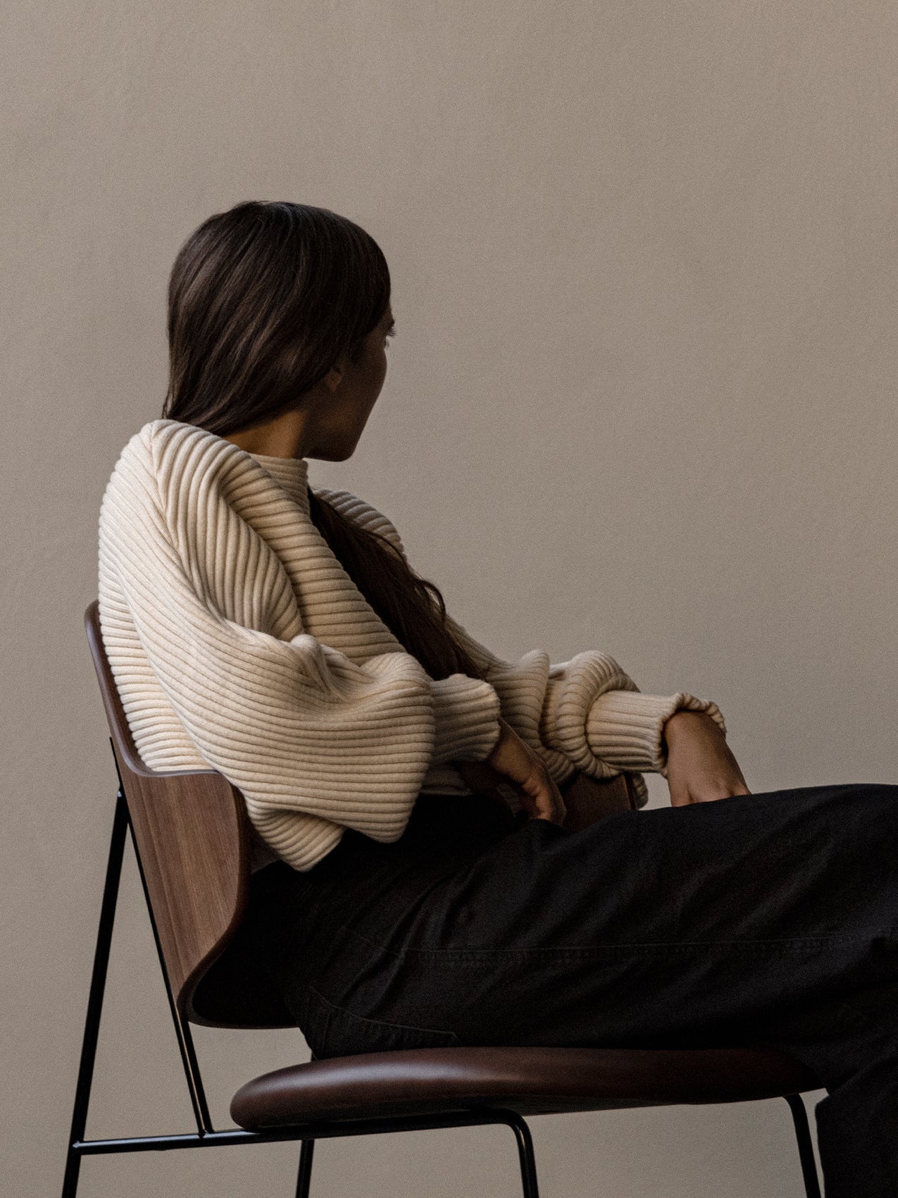 Fauteuil lounge rembourré avec assise basse et profonde incurvée pour salon et couloir