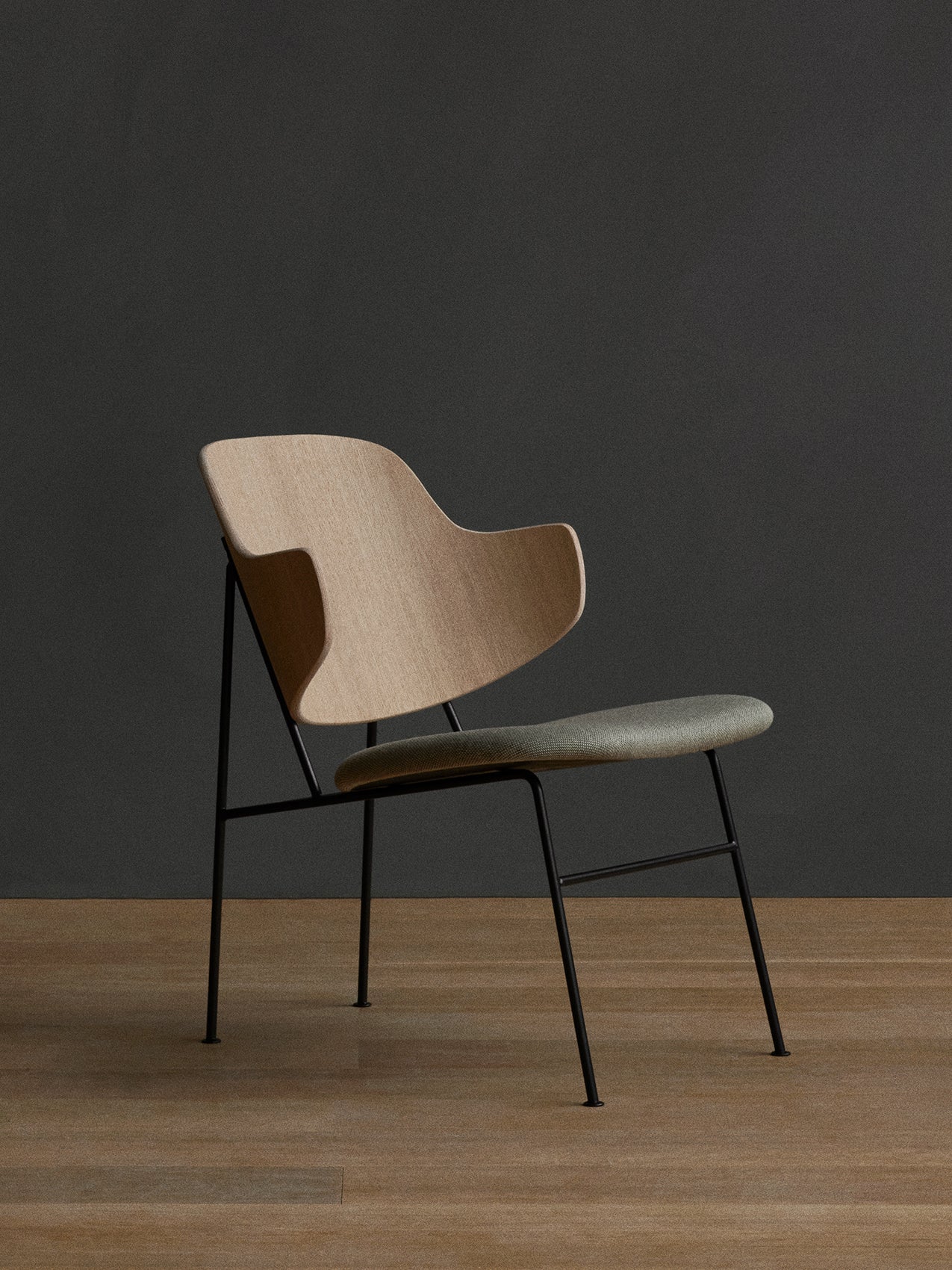 Fauteuil lounge rembourré avec assise basse et profonde incurvée pour salon et couloir