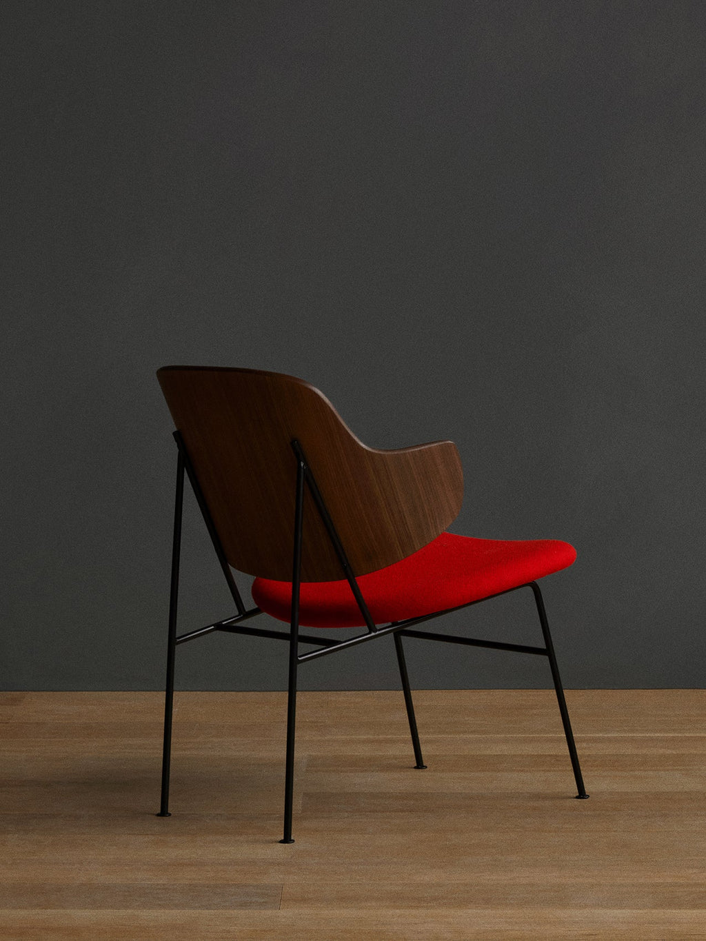 Fauteuil lounge rembourré avec assise basse et profonde incurvée pour salon et couloir