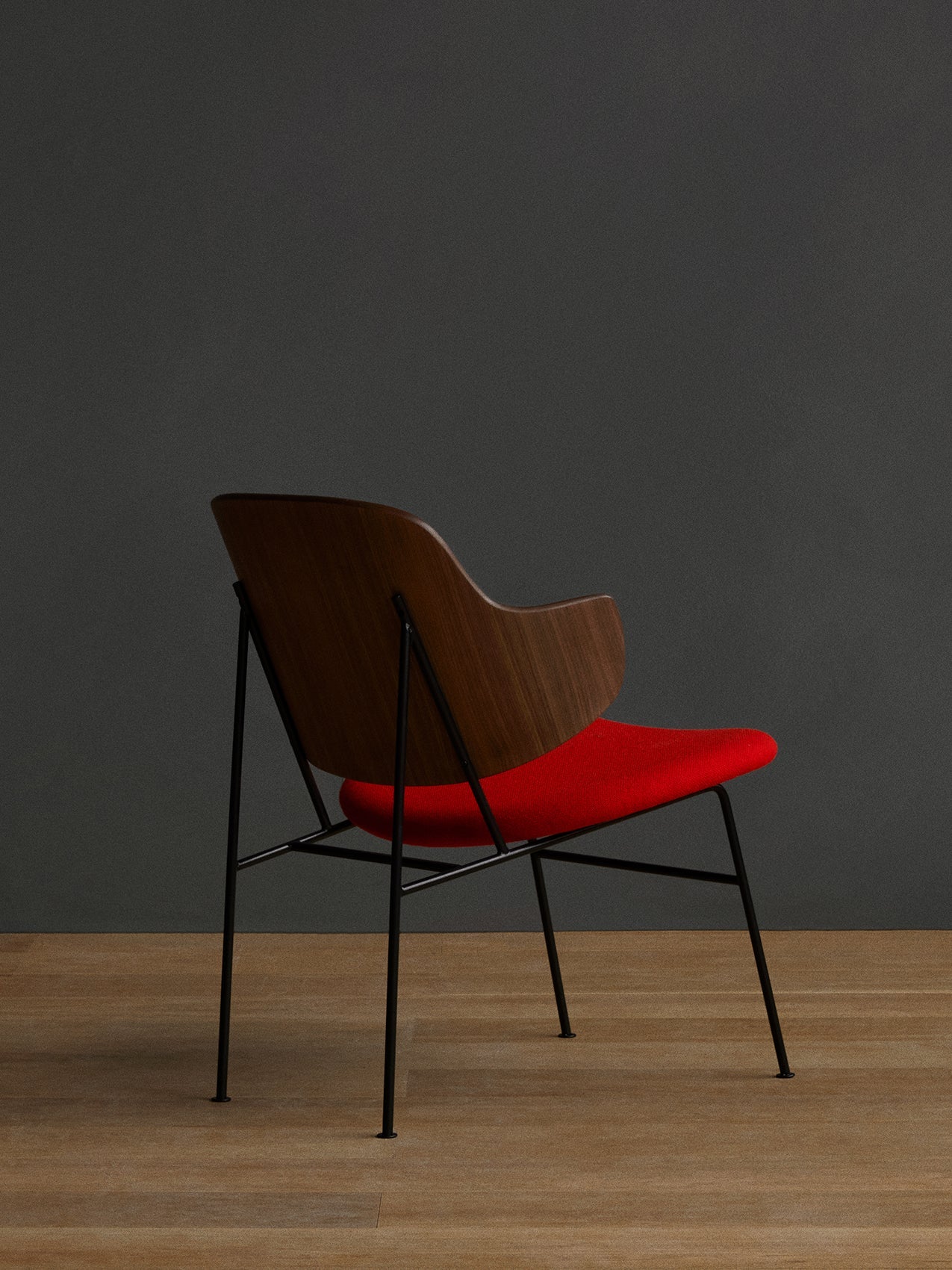 Fauteuil lounge rembourré avec assise basse et profonde incurvée pour salon et couloir