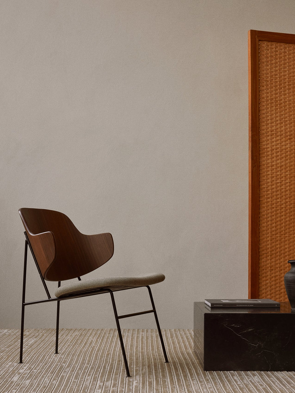 Fauteuil lounge rembourré avec assise basse et profonde incurvée pour salon et couloir