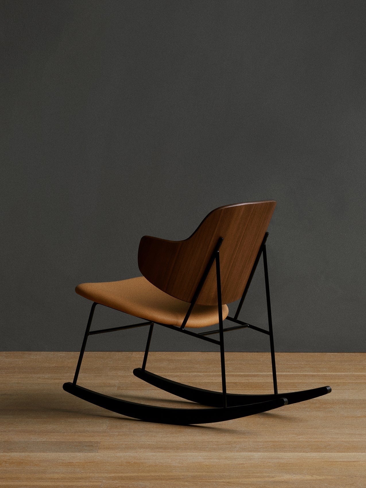 Fauteuil à bascule en placage de chêne avec cadre en acier pour salon et chambre