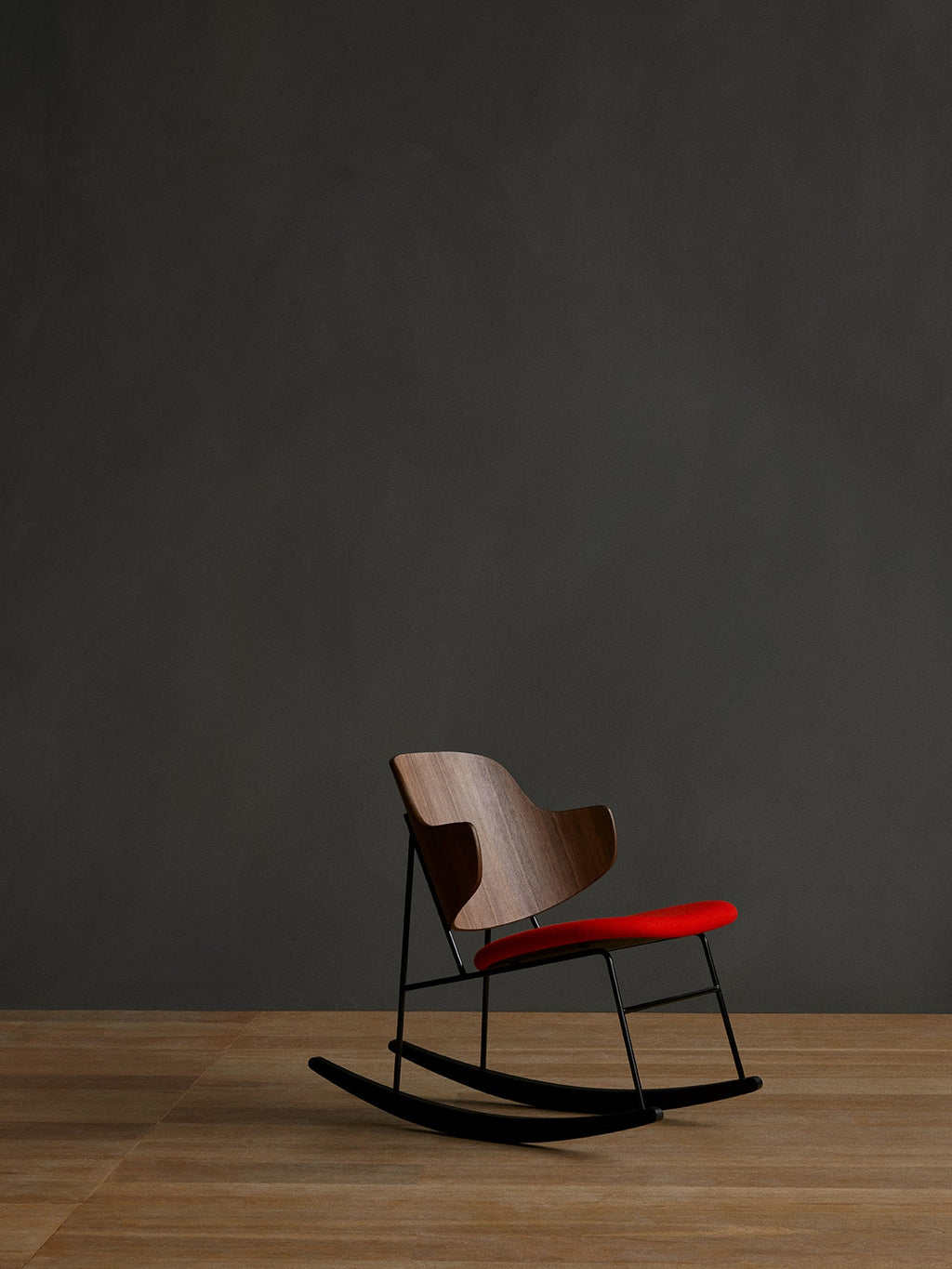 Fauteuil à bascule en placage de chêne avec cadre en acier pour salon et chambre
