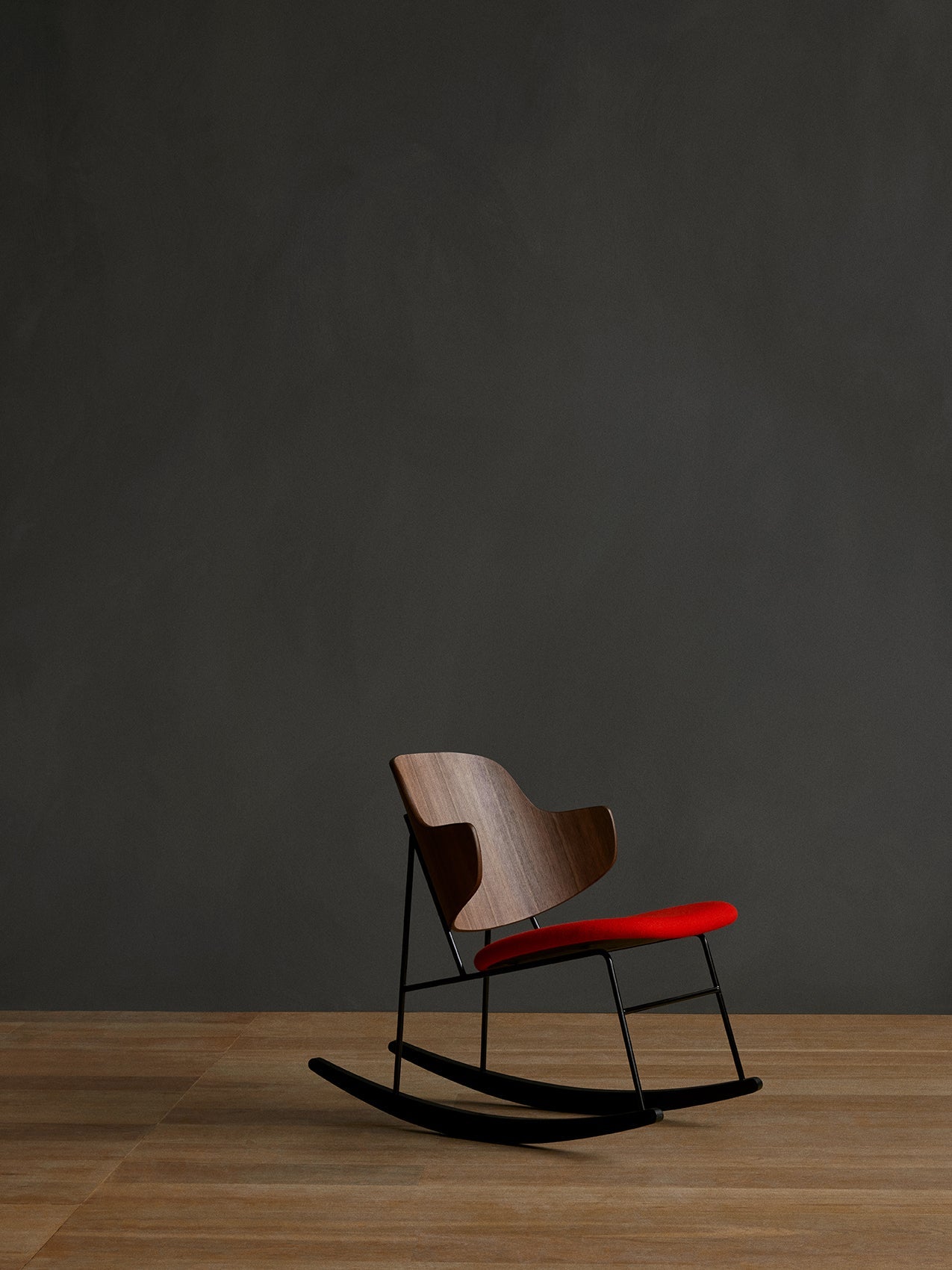 Fauteuil à bascule en placage de chêne avec cadre en acier pour salon et chambre