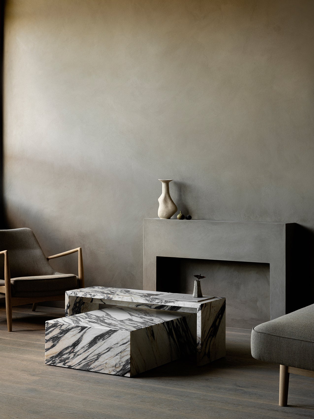 Table basse de salon en marbre et pierre, au design minimaliste avec surface surélevée