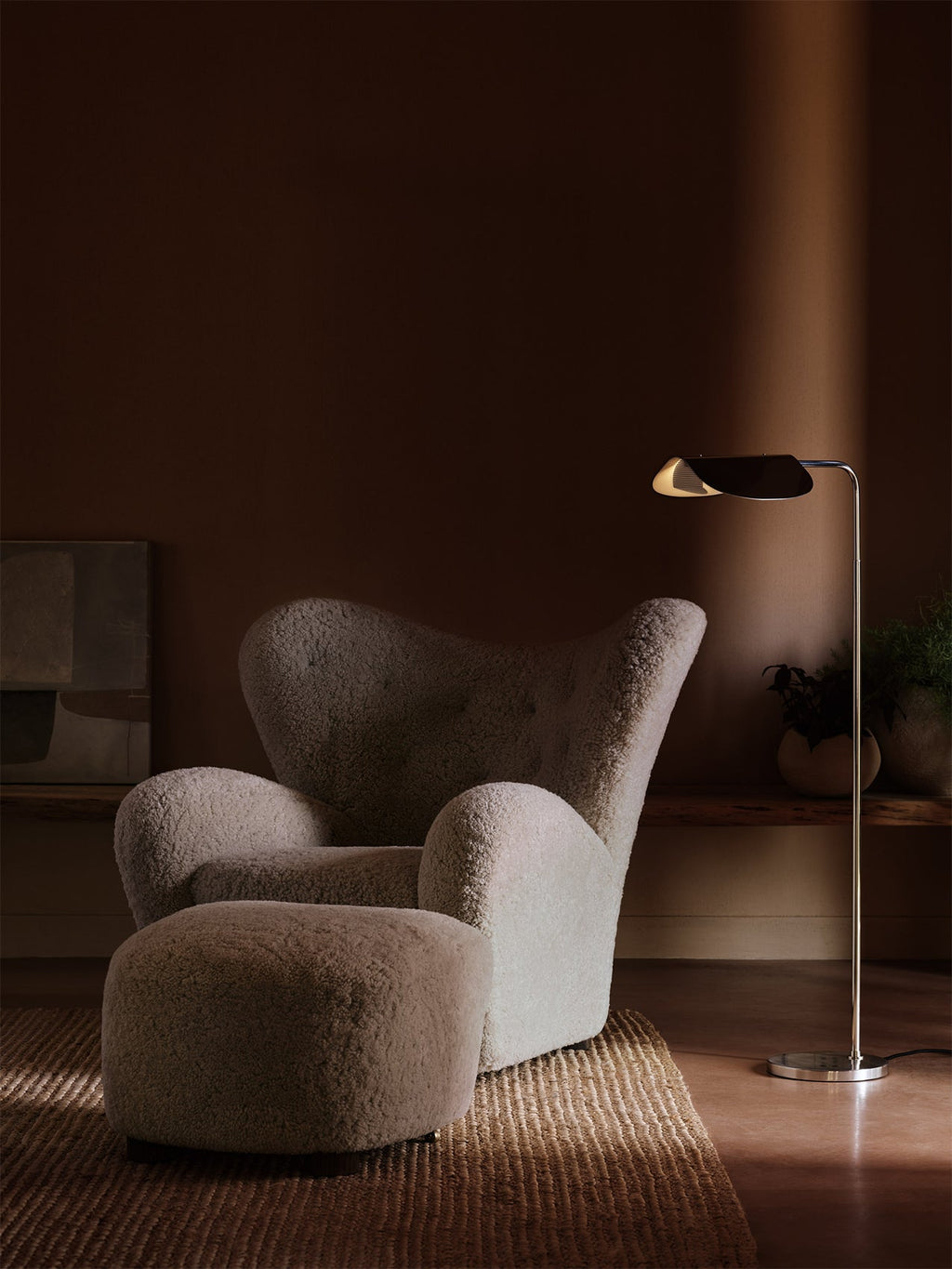 Fauteuil de salon en peau de mouton et chêne avec roulettes en laiton pour salon