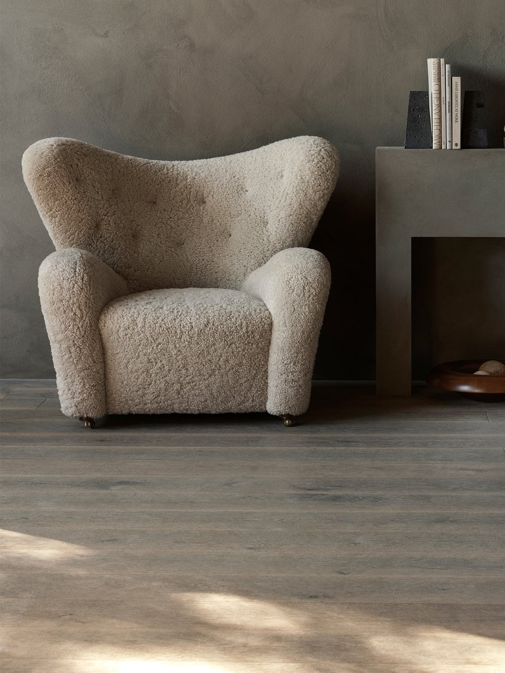 Fauteuil de salon en peau de mouton et chêne avec roulettes en laiton pour salon