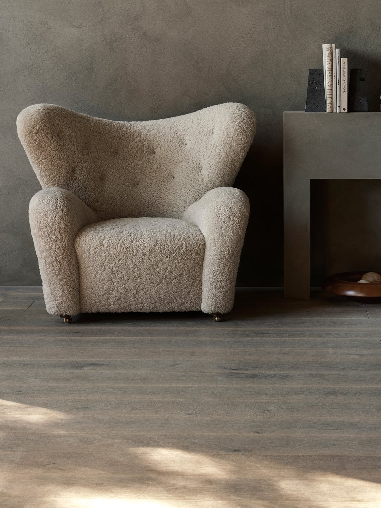Fauteuil de salon en peau de mouton et chêne avec roulettes en laiton pour salon