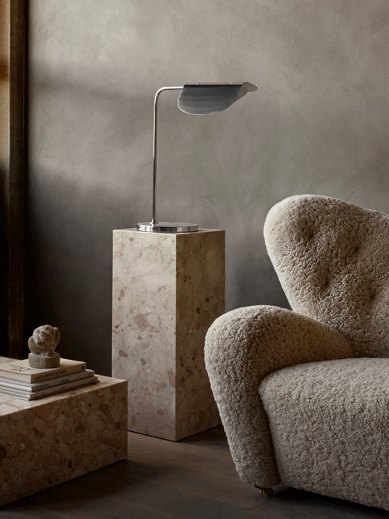Piédestal minimaliste en marbre et pierre avec une forme sculpturale élancée pour le salon et le couloir