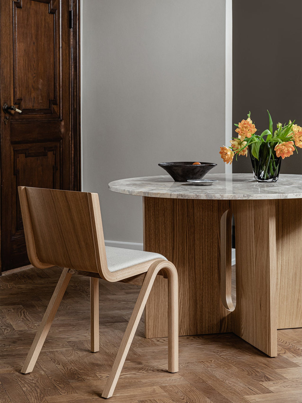 Chaise de salle à manger en placage de chêne scandinave avec assise rembourrée et design empilable en porte-à-faux pour salle à manger