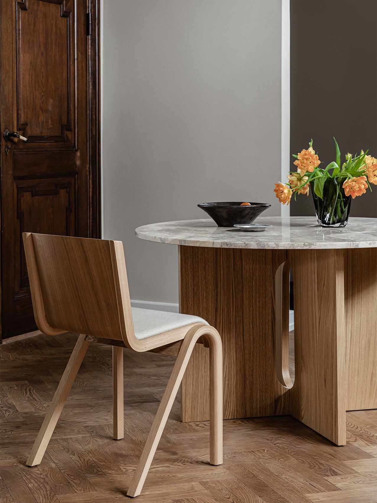 Chaise de salle à manger en placage de chêne scandinave avec assise rembourrée et design empilable en porte-à-faux pour salle à manger