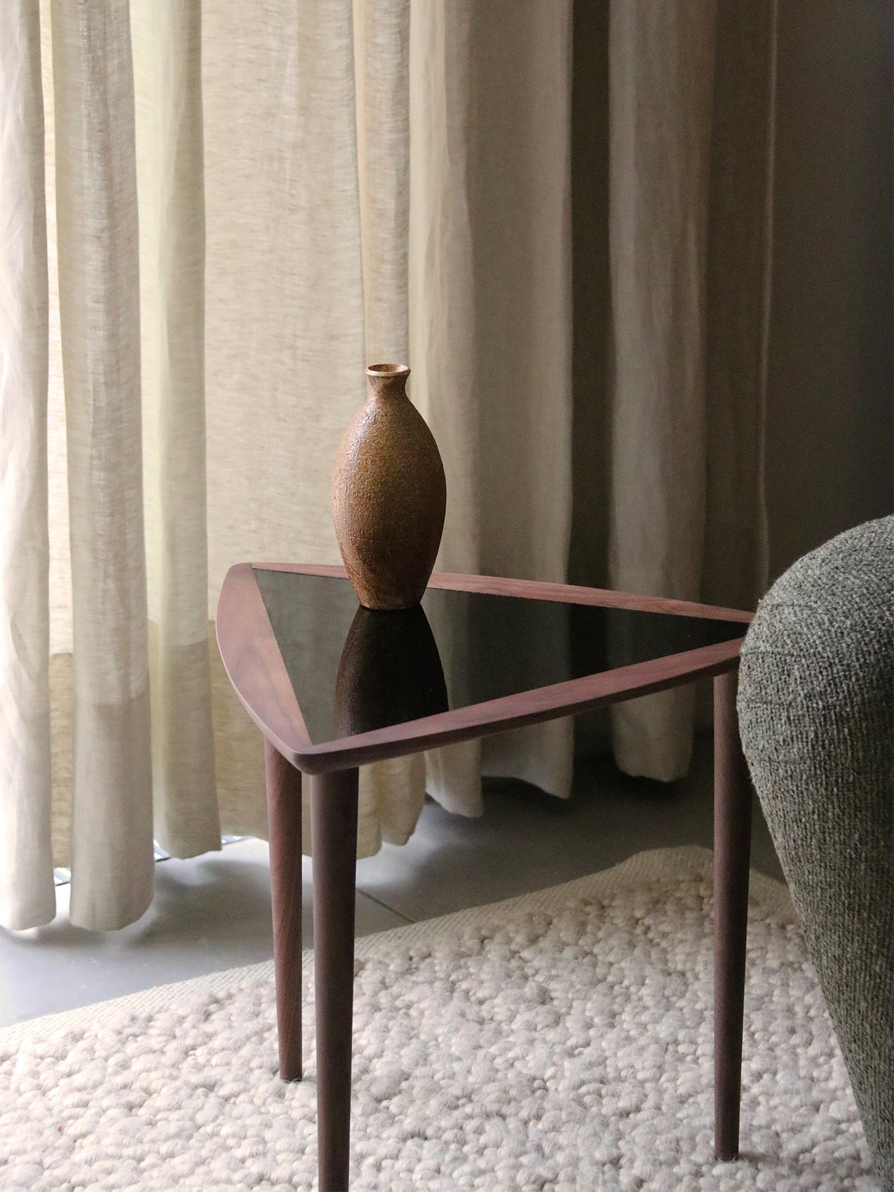 Noyer Mid-Century Modern avec design empilable peu encombrant pour salon et chambre
