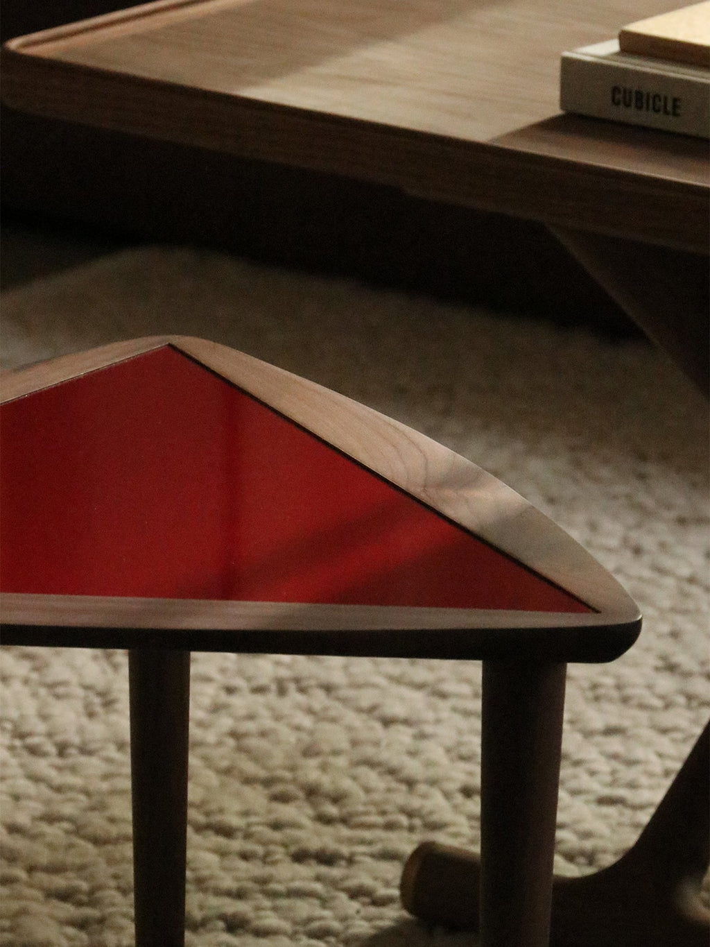 Noyer Mid-Century Modern avec design empilable peu encombrant pour salon et chambre