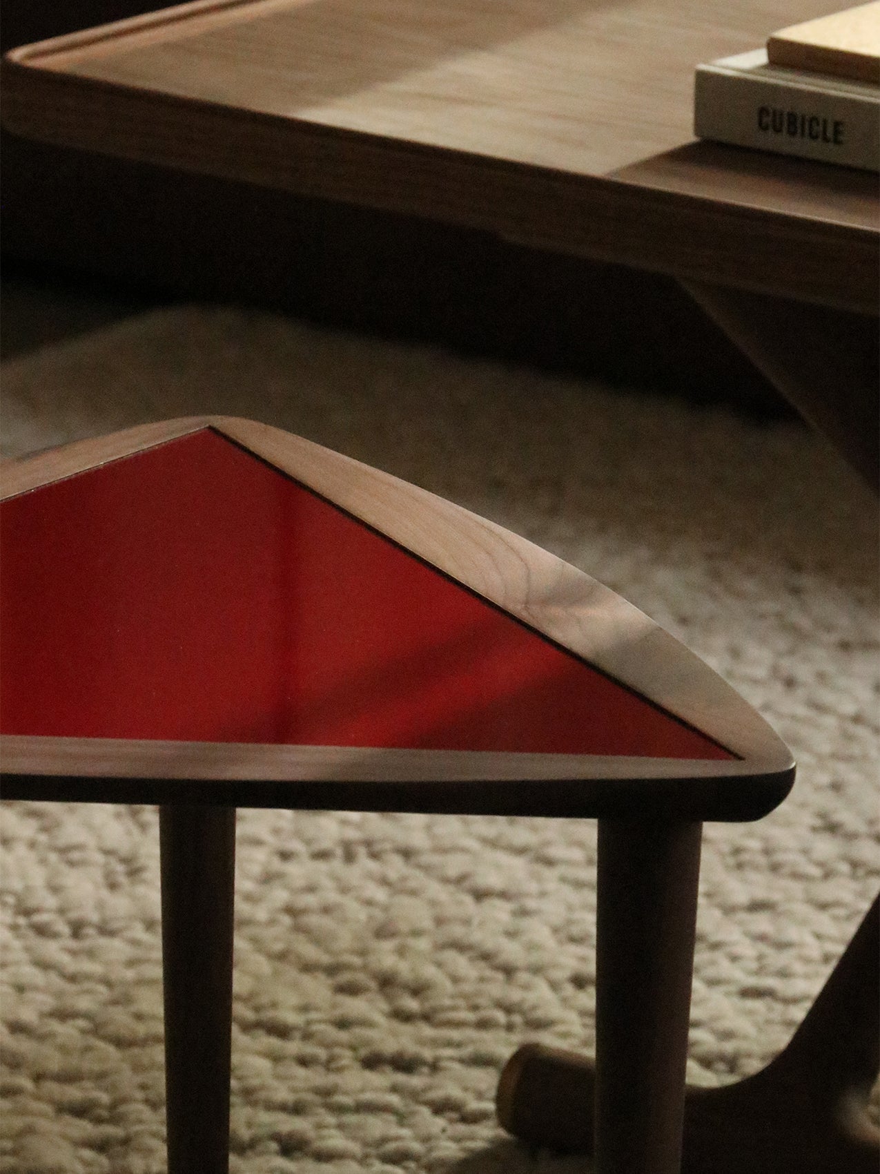 Noyer Mid-Century Modern avec design empilable peu encombrant pour salon et chambre