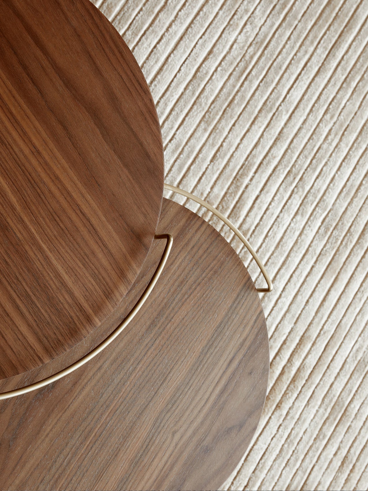 Table d'appoint en noyer et laiton Mid-Century Modern avec piètement trépied pour salon et chambre