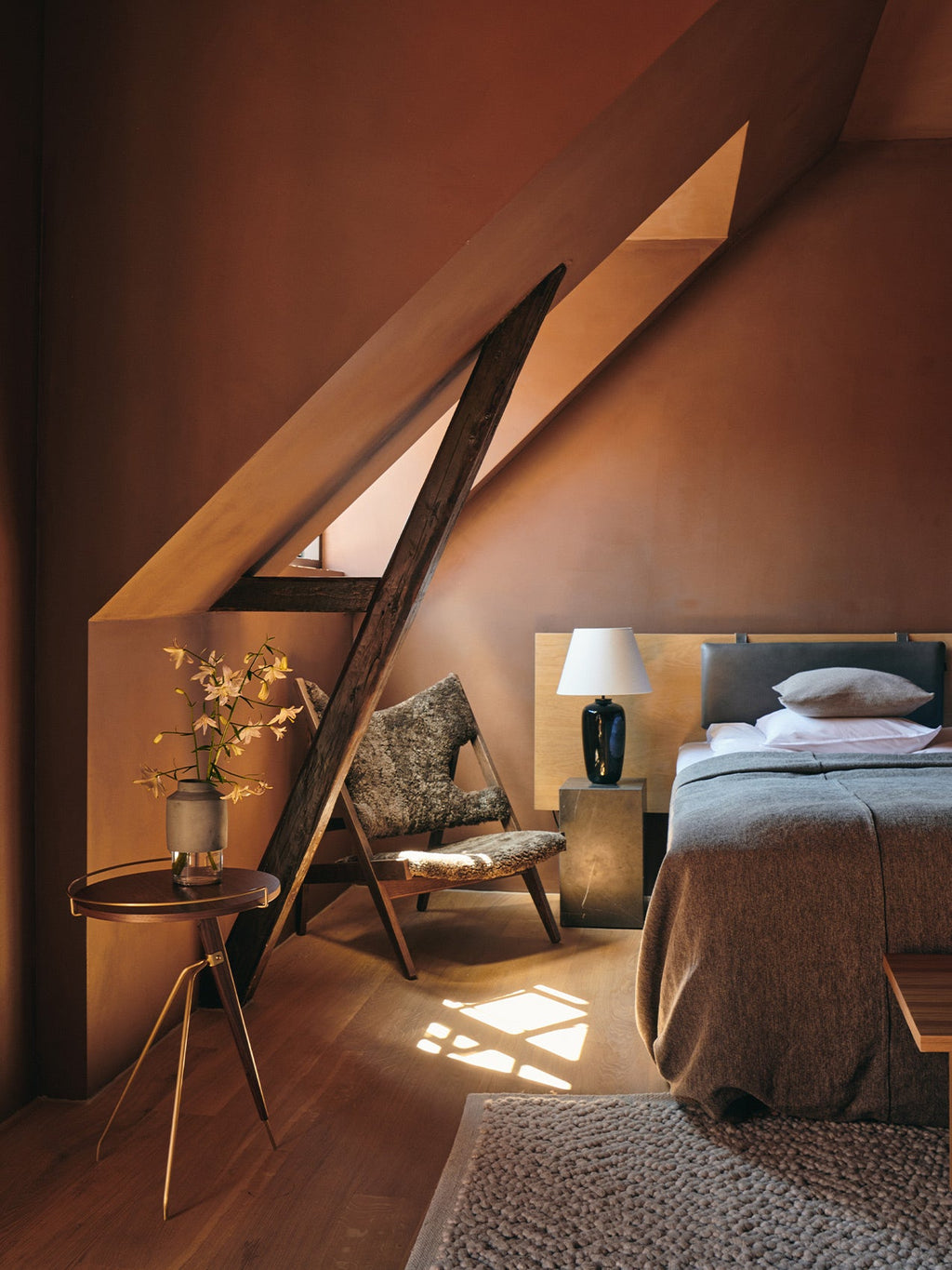 Table d'appoint en noyer et laiton Mid-Century Modern avec piètement trépied pour salon et chambre