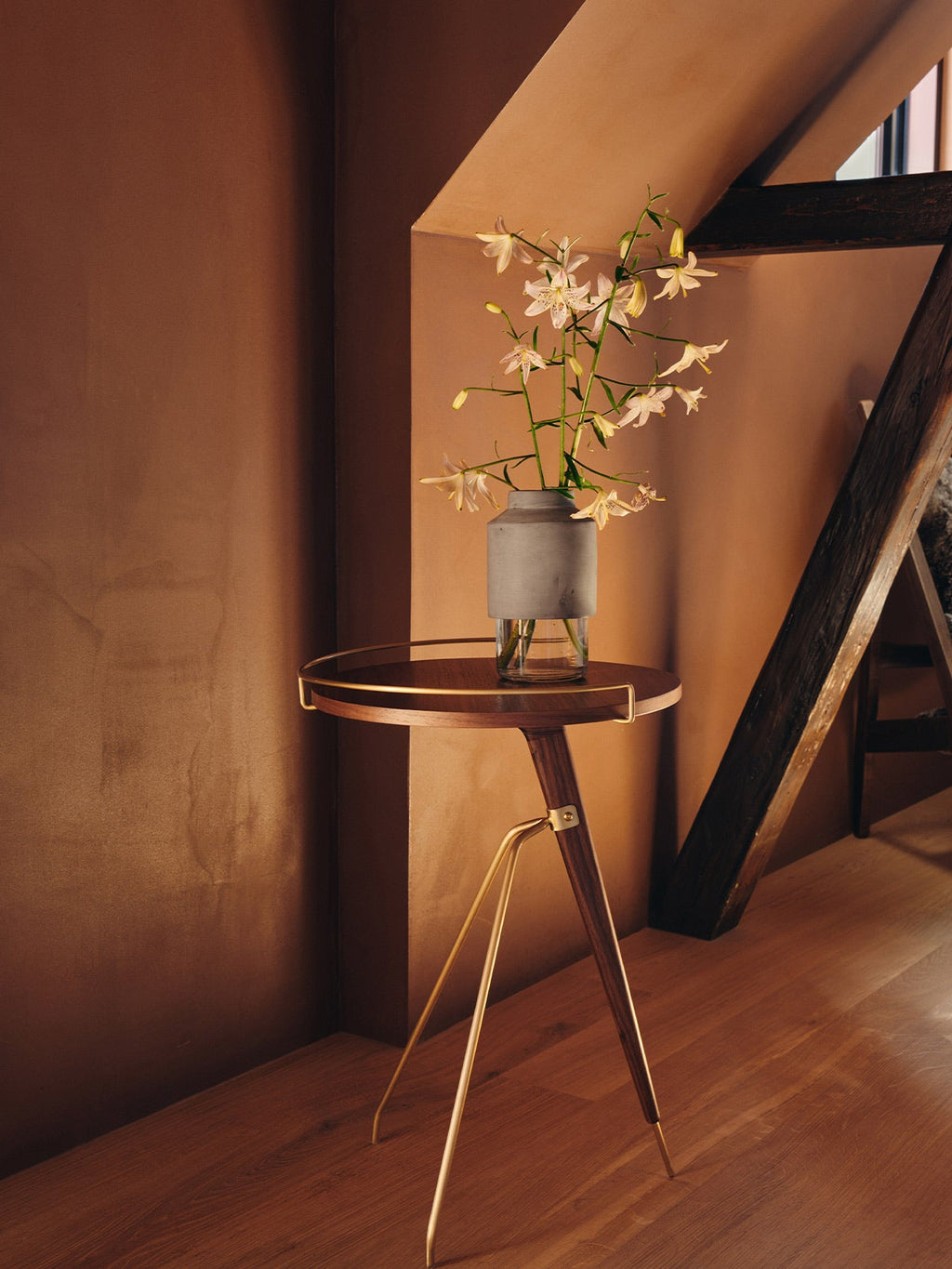 Table d'appoint en noyer et laiton Mid-Century Modern avec piètement trépied pour salon et chambre